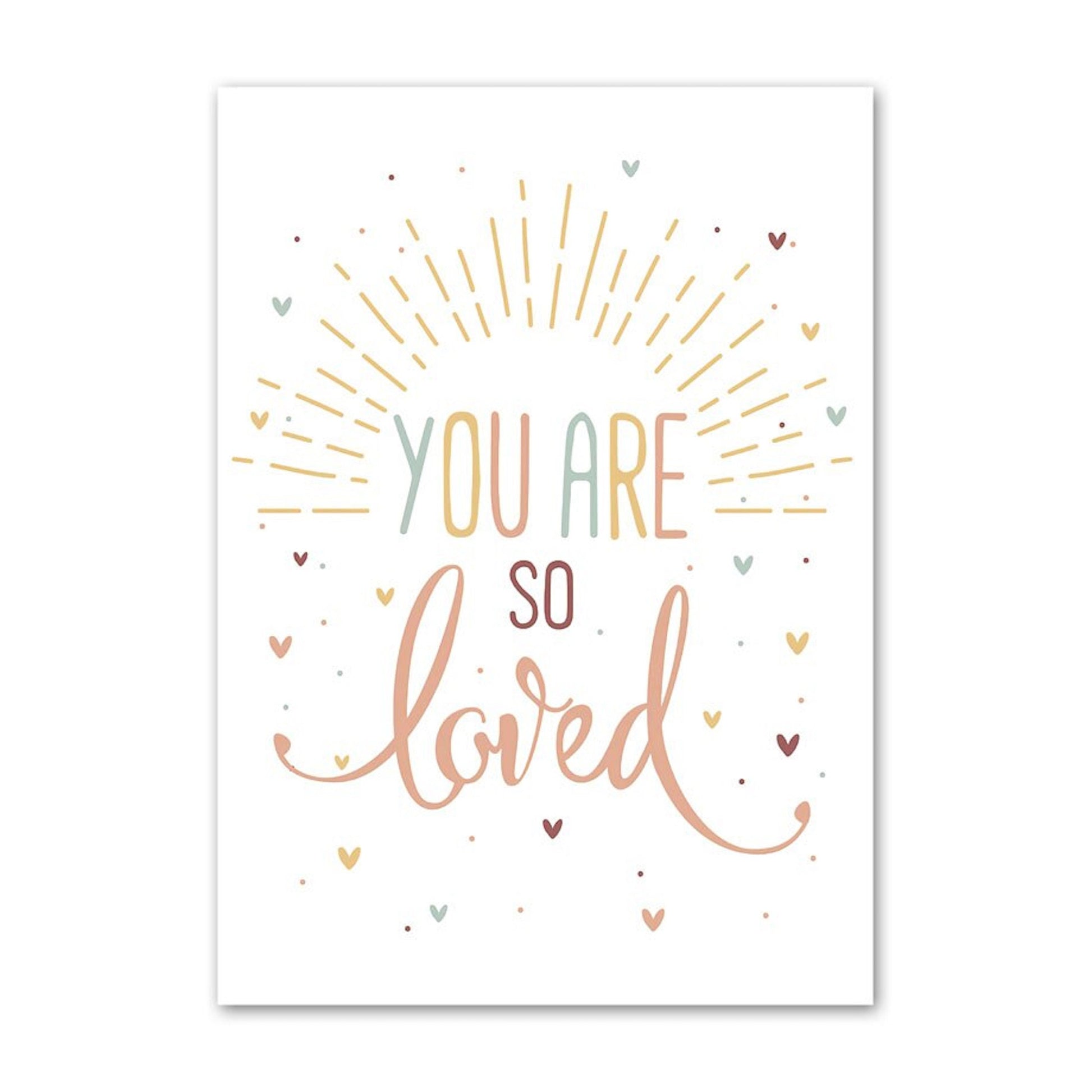 Lebhaftes Poster von justgoodmood: Das Kinderzimmer Kunstwerk mit dem Aufdruck 'You are so loved' umgeben von strahlenden Sonnenstrahlen und bunten Herzen. Perfekte Deko für eine positive Atmosphäre.