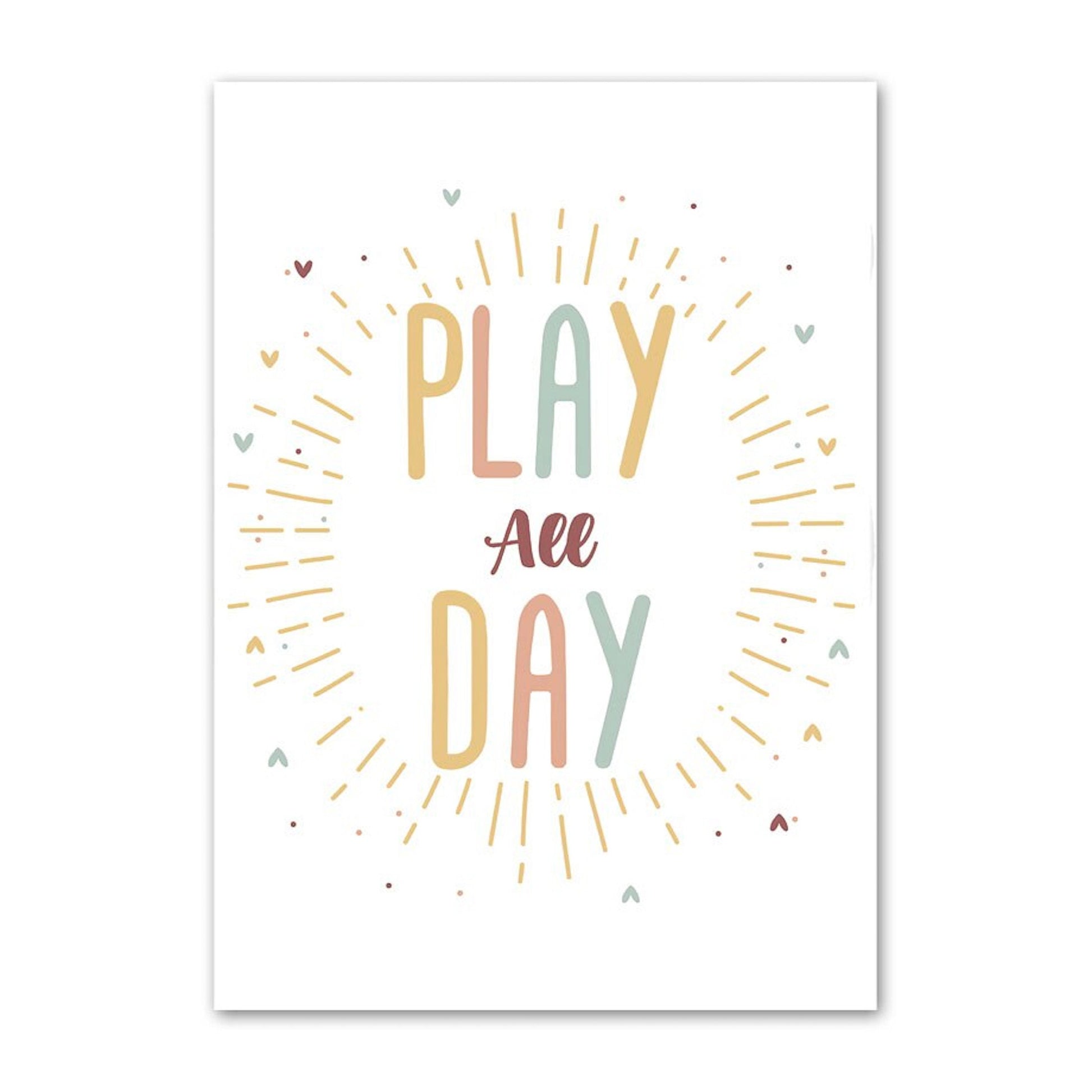 Verspieltes Poster von justgoodmood: Ein fröhliches Deko-Print für Kinderzimmer mit dem Spruch 'Play All Day' umgeben von leuchtenden Sonnenstrahlen und bunten Herzen. Ideal für ein kreatives Umfeld.