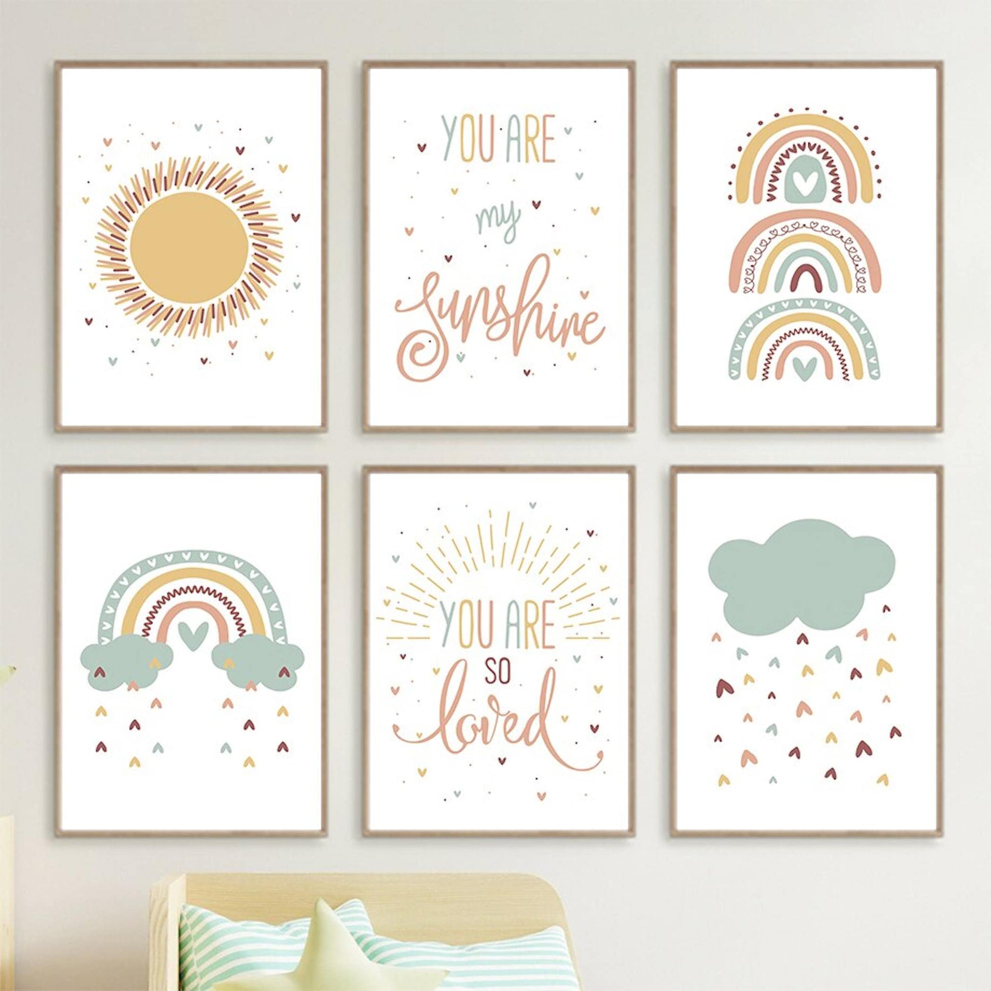 Bunte Poster für das Kinderzimmer mit Sonne und Regenbogen von justgoodmood, fröhliches Wanddeko-Set ohne Rahmen.
