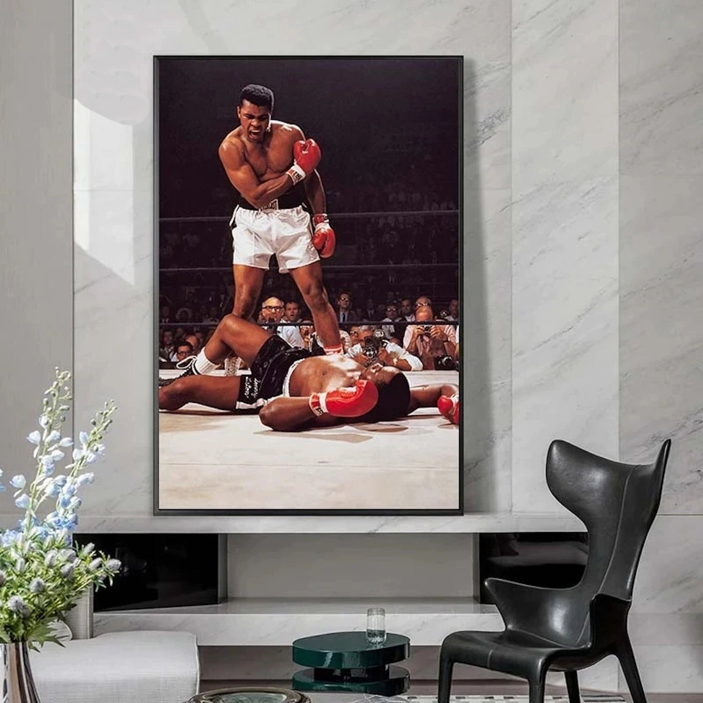 Stylisches Poster von Muhammad Ali, dem größten Boxer aller Zeiten, in verschiedenen Farben als Deko Print von justgoodmood. Zeigt einen kraftvollen Moment im Boxring, ideal für jede Wandgestaltung.
