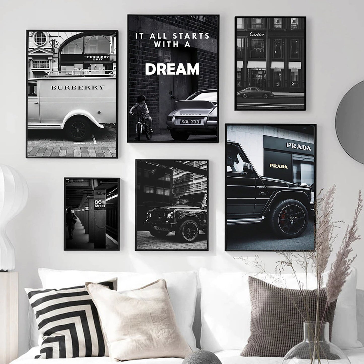 Stylisches Wandposter von justgoodmood mit Luxus Fahrzeugen und Geschäften, das Wohnzimmer mit eleganten schwarz-weißen Bildern und inspirierenden Sprüchen dekoriert. Perfekte Deko für stilbewusste Räume!