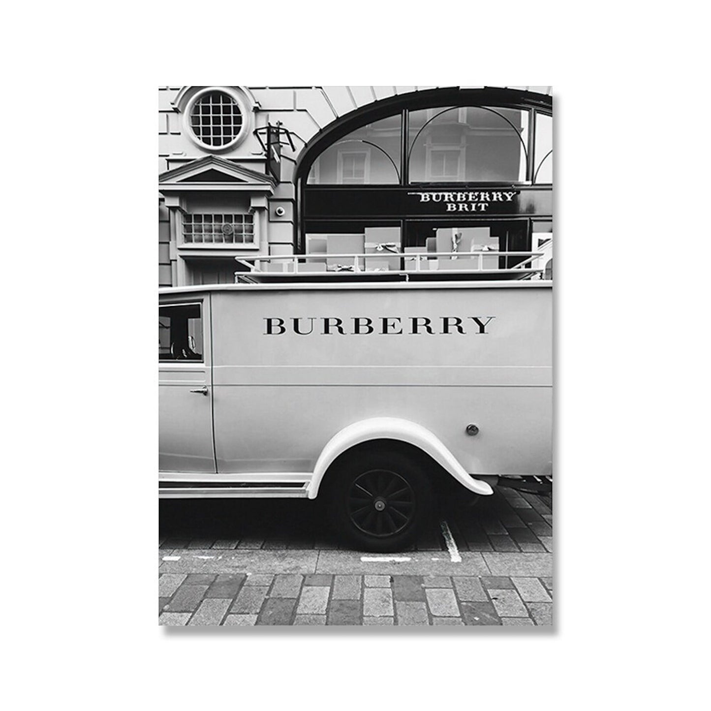 Elegantes Poster von justgoodmood mit einem Burberry Fahrzeug, das Stil und Klasse in Ihrer Wandkunst verkörpert.