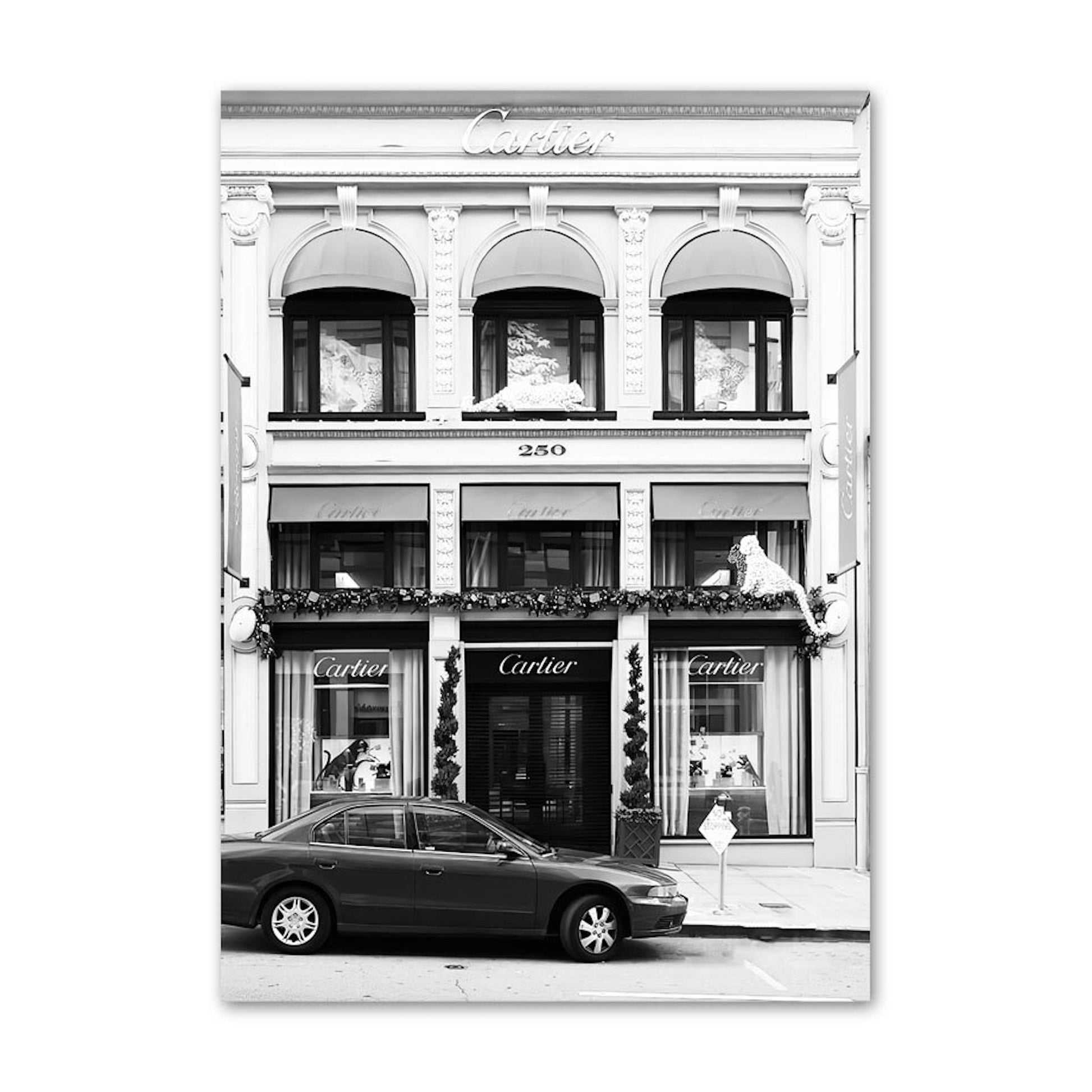 Schwarz Weiß Luxus Geschäfte und Fahrzeuge Poster von justgoodmood – zeigt die elegante Fassade eines Cartier-Geschäfts mit einem stilvollen Auto davor.