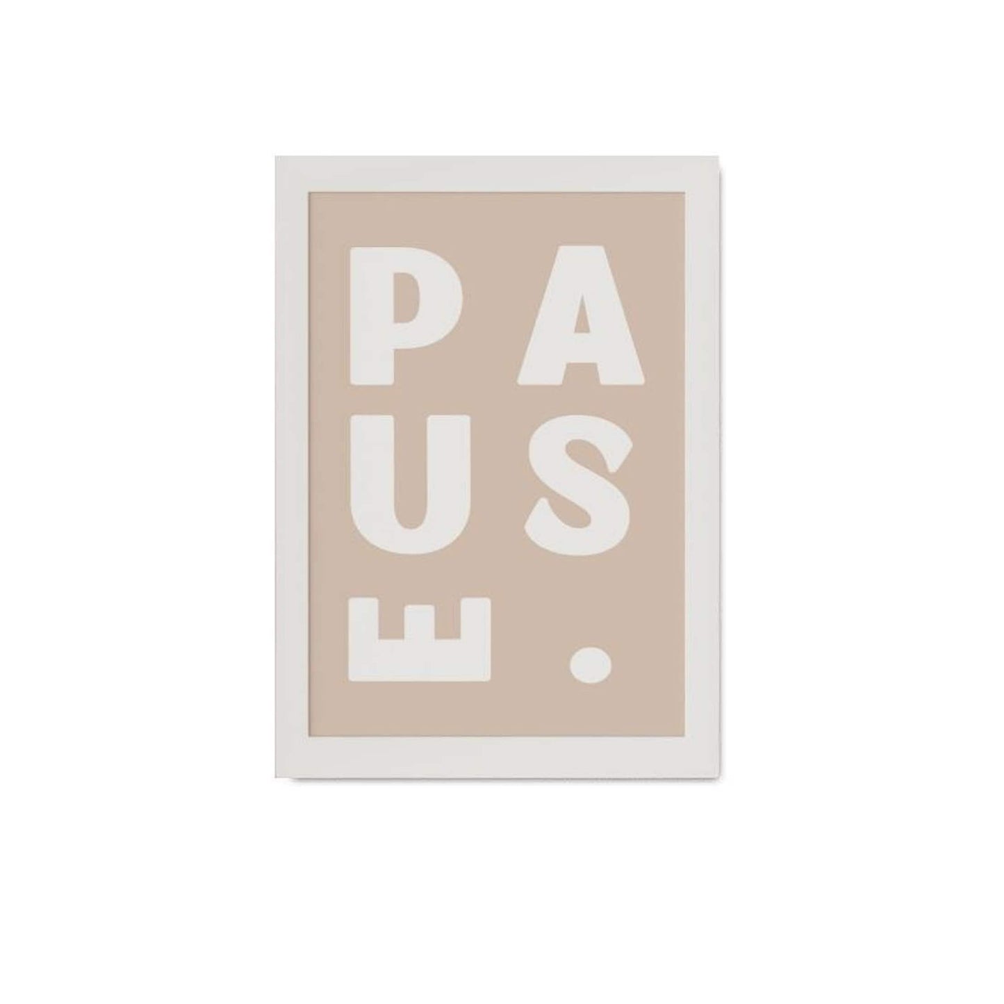 Modernes Poster mit dem Wort 'PAUSE' in großen, weißen Buchstaben auf beigem Hintergrund von justgoodmood. Perfekt für entspannende Räume.