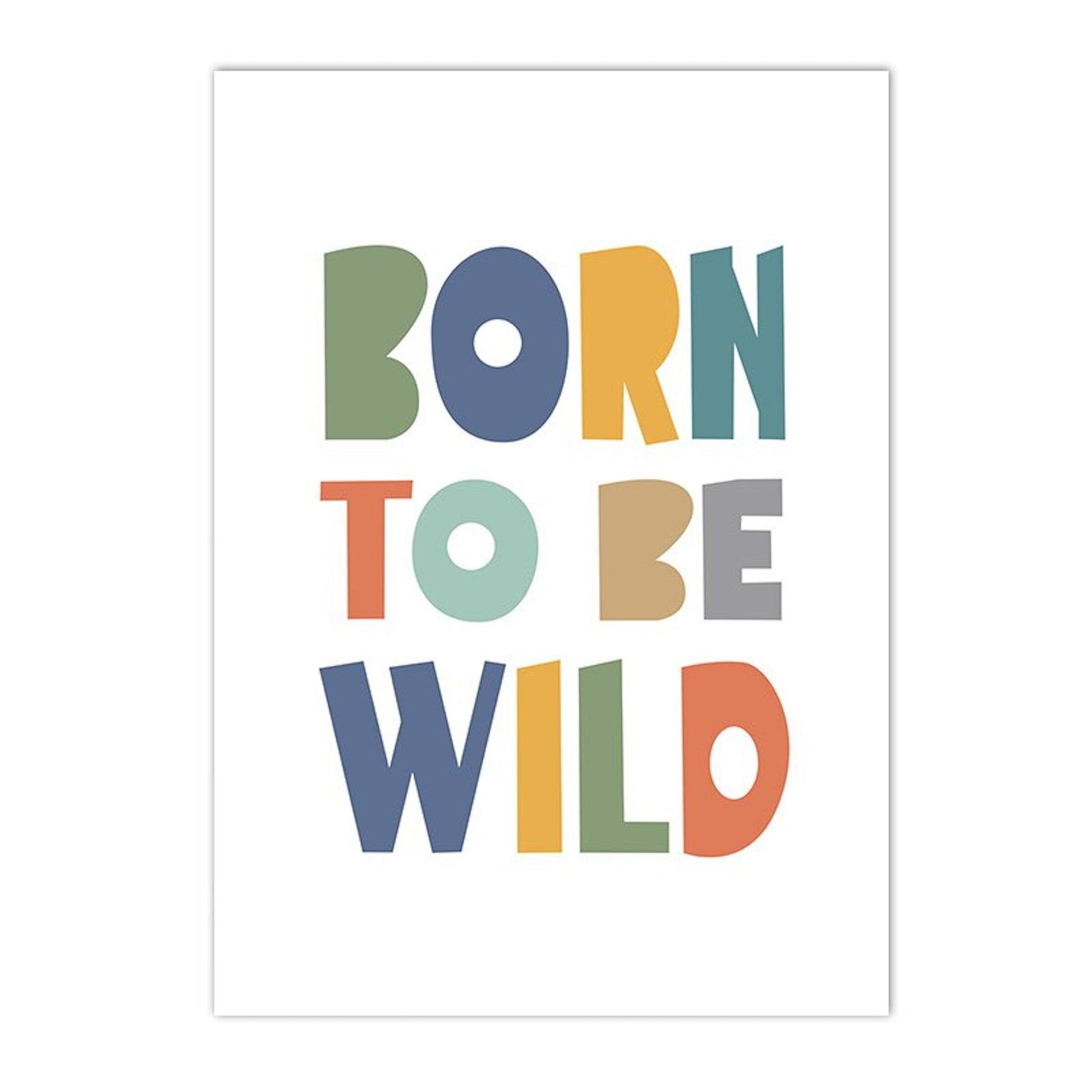 Wandkunst mit dem motivierenden Spruch 'Born to be Wild' von justgoodmood, ideal für Jungs, Titel: Poster Kinder Junge und Brüder Abenteuer als Deko Print ohne Rahmen.