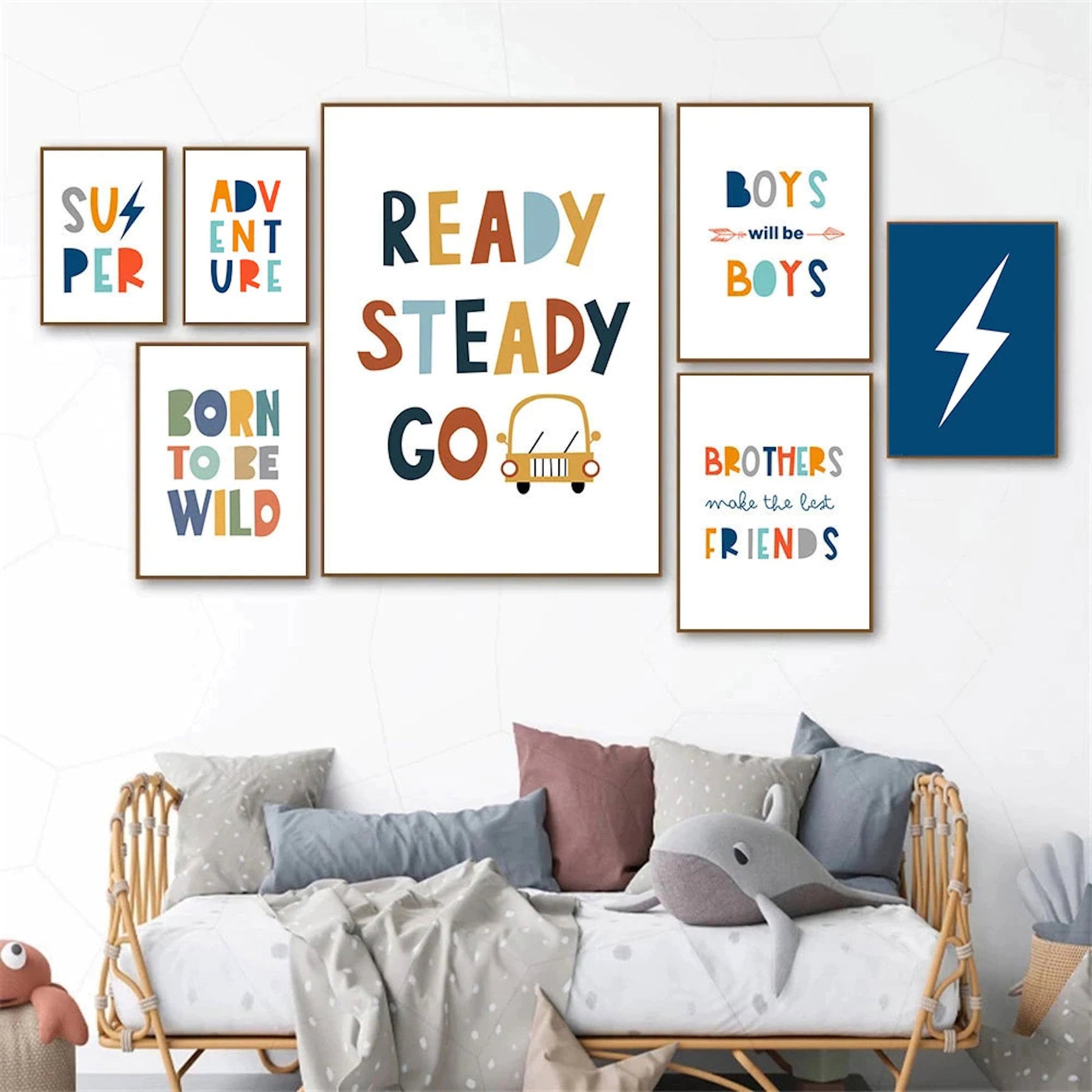Bunte Wanddekoration mit inspirierenden Texten für das Kinderzimmer von justgoodmood, Titel: Poster Kinder Junge und Brüder Abenteuer als Deko Print ohne Rahmen.