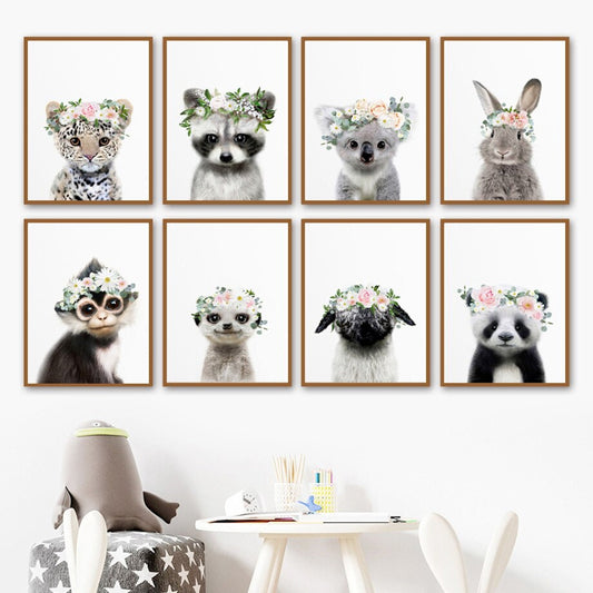 Bunte Tierposter von justgoodmood mit einem Koala, Panda, und verschiedenen anderen Tieren, die Blumenkränze tragen. Fröhliche Deko für das Kinderzimmer.