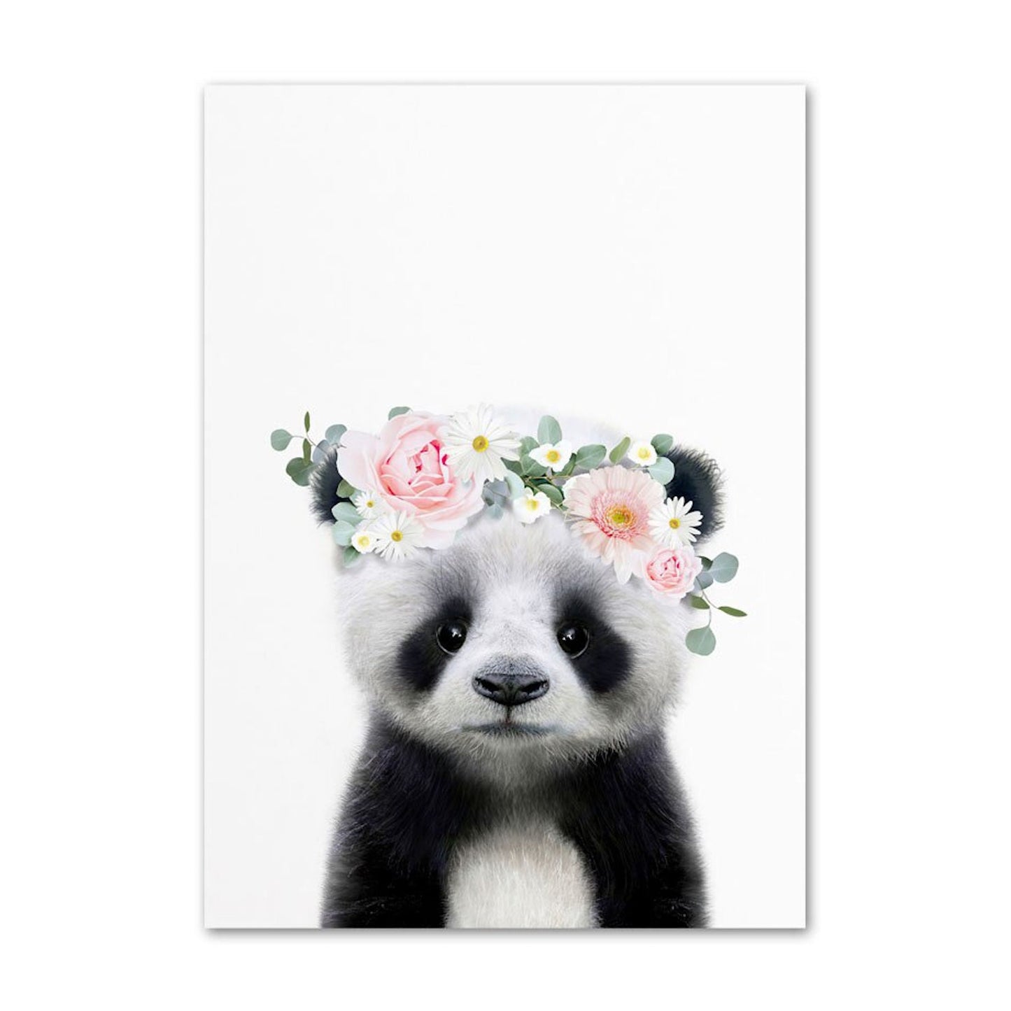 Putzi Panda mit floralen Akzenten in einem Poster von justgoodmood. Inspirierende Kinder Tiere mit Blumenkranz für ein fröhliches Zuhause.