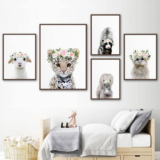 Fröhliches Poster von justgoodmood mit niedlichen Tieren, darunter ein Schaf, ein Leopard, eine Eule und ein Eichhörnchen, die alle von einem Blumenkranz geschmückt sind, ideal als Deko Print für Kinderzimmer.