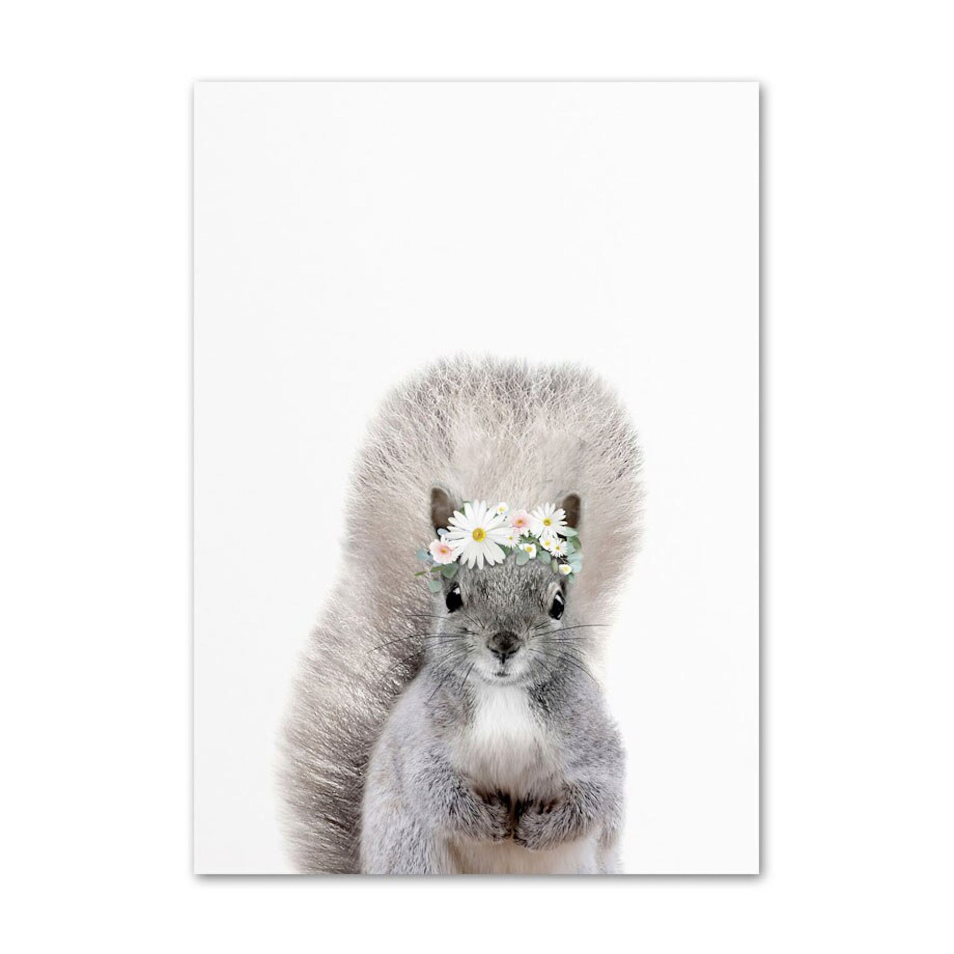 Bezauberndes Poster von justgoodmood mit einem süßen Eichhörnchen im Blumenkranz, ideal als fröhlicher Deko Print für das Kinderzimmer.