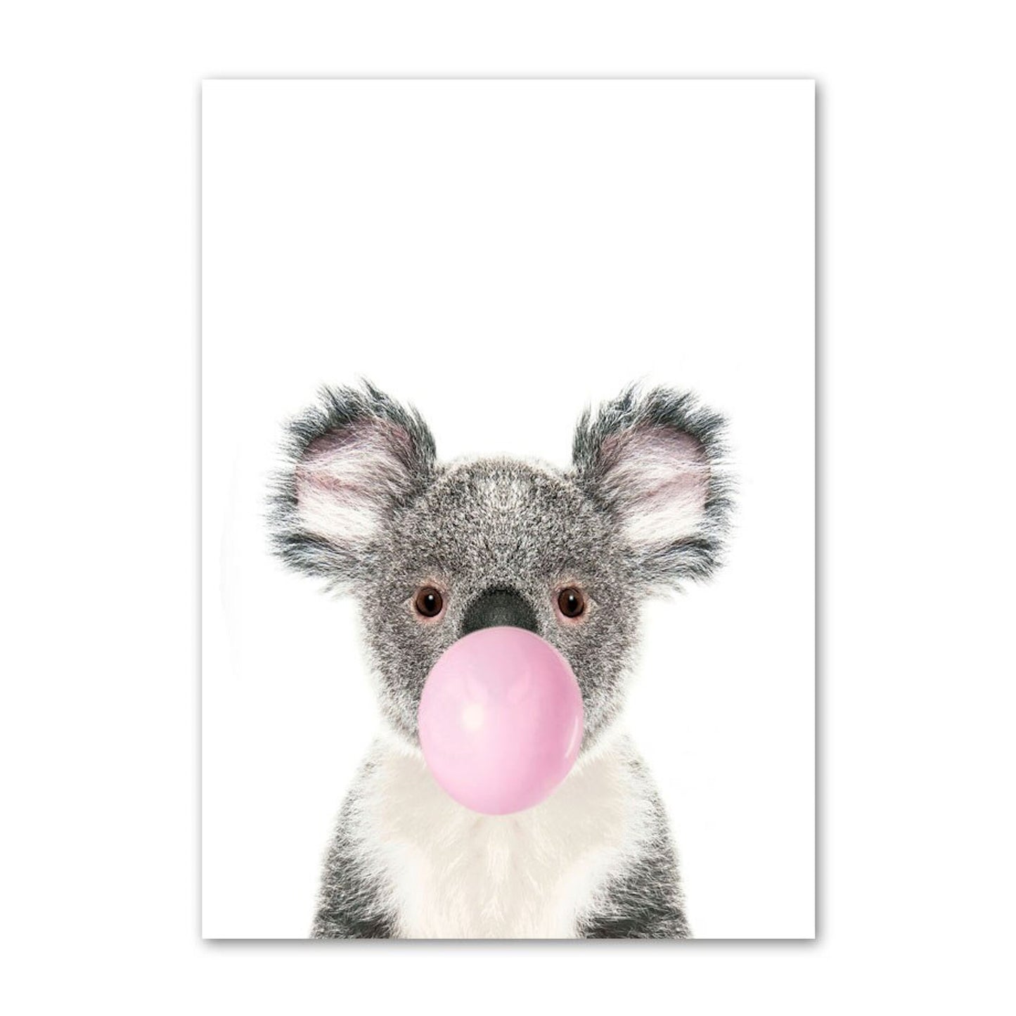 Kawaii Koala, der rosa Kaugummi bläst, als Wanddekoration von justgoodmood – ideales Kinder Tiere Poster für die kreative Gestaltung.
