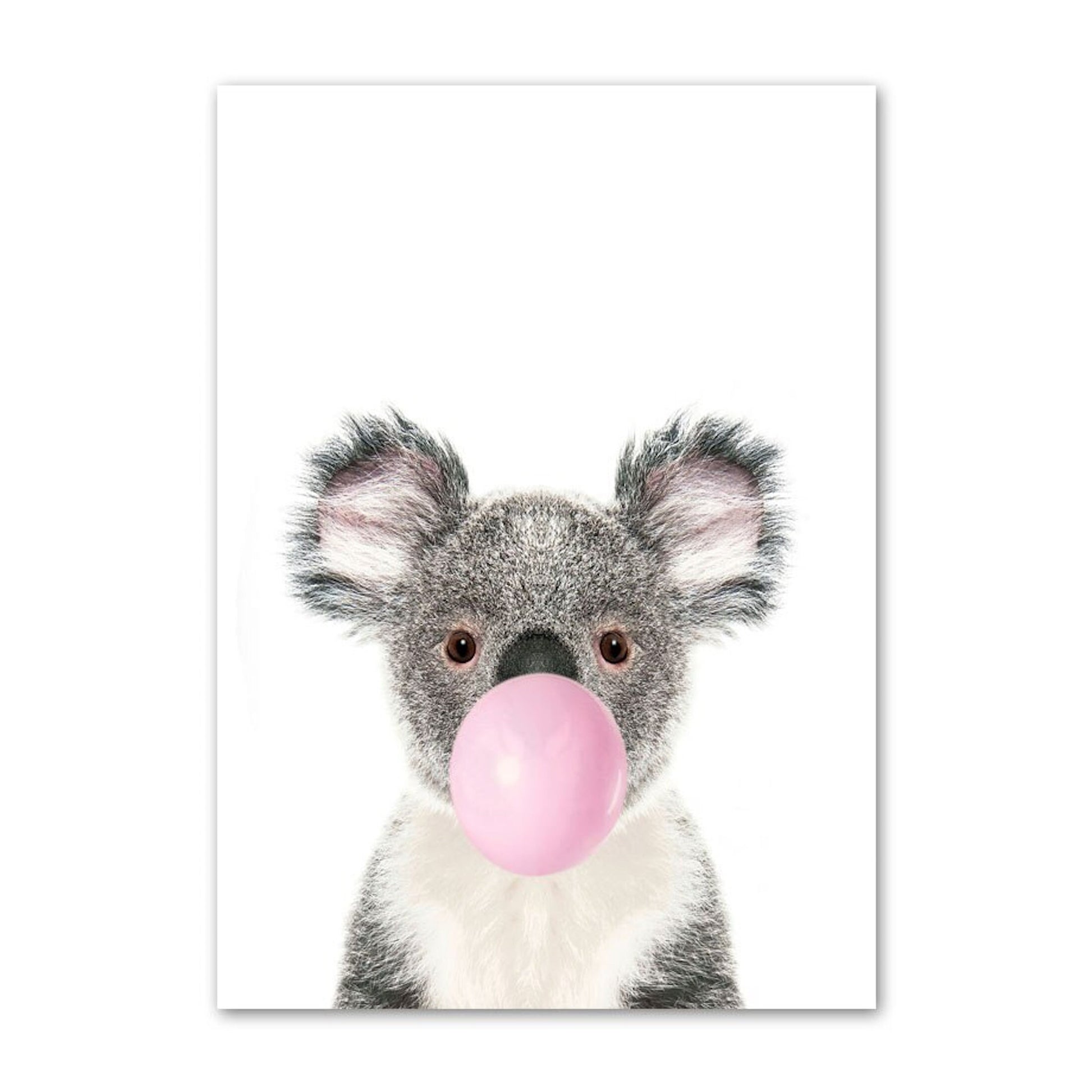 Kawaii Koala, der rosa Kaugummi bläst, als Wanddekoration von justgoodmood – ideales Kinder Tiere Poster für die kreative Gestaltung.