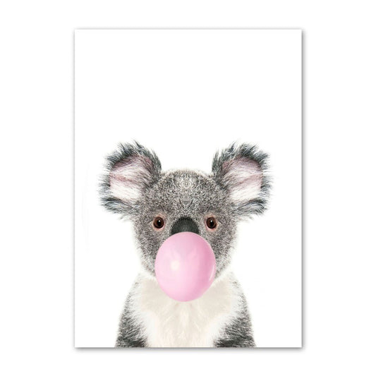 Kawaii Koala, der rosa Kaugummi bläst, als Wanddekoration von justgoodmood – ideales Kinder Tiere Poster für die kreative Gestaltung.