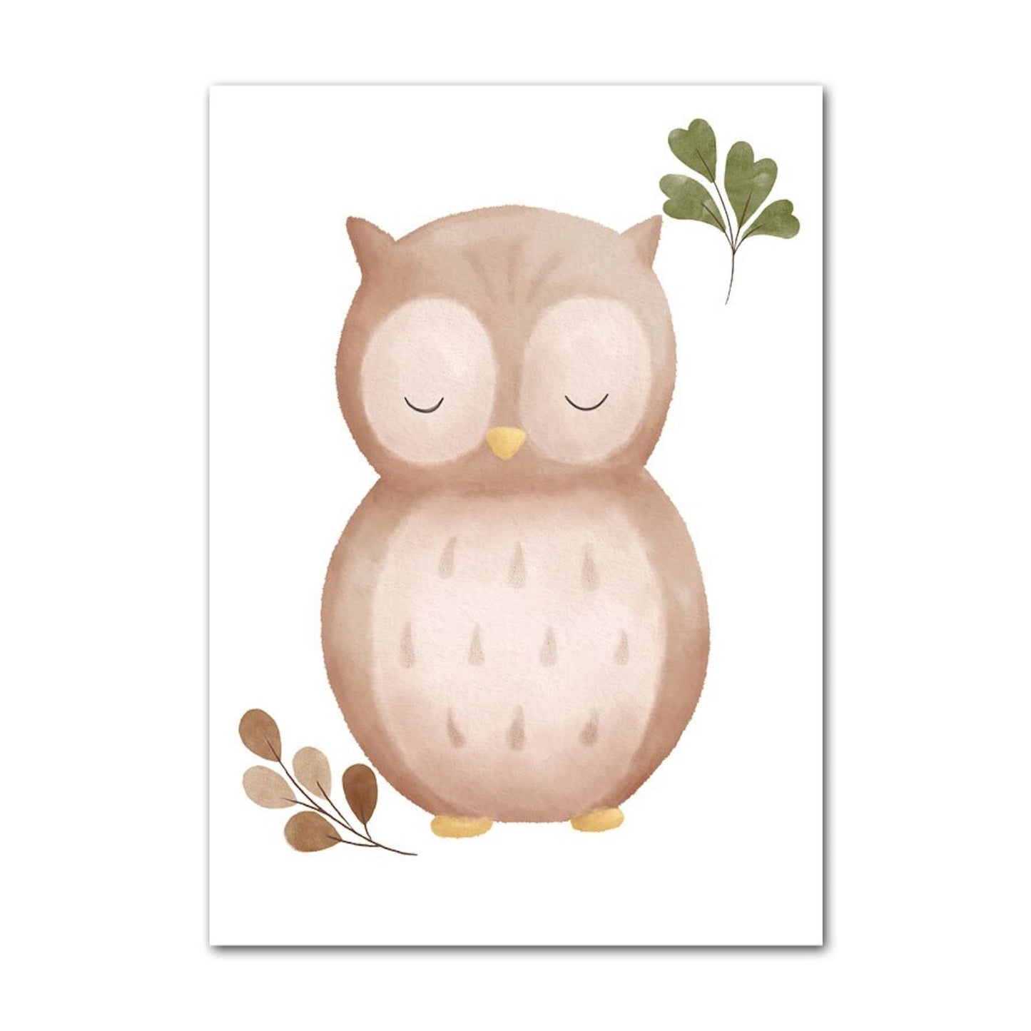 Lustige Eule mit geschlossenen Augen und sanften Farben für die Kinderzimmer Dekoration. Das Poster von justgoodmood mit dem Titel 'Kinder Tiere: Schmetterling, Fuchs, Eule, Blumen, Hase, Reh und Bär' sorgt für eine fröhliche Stimmung.