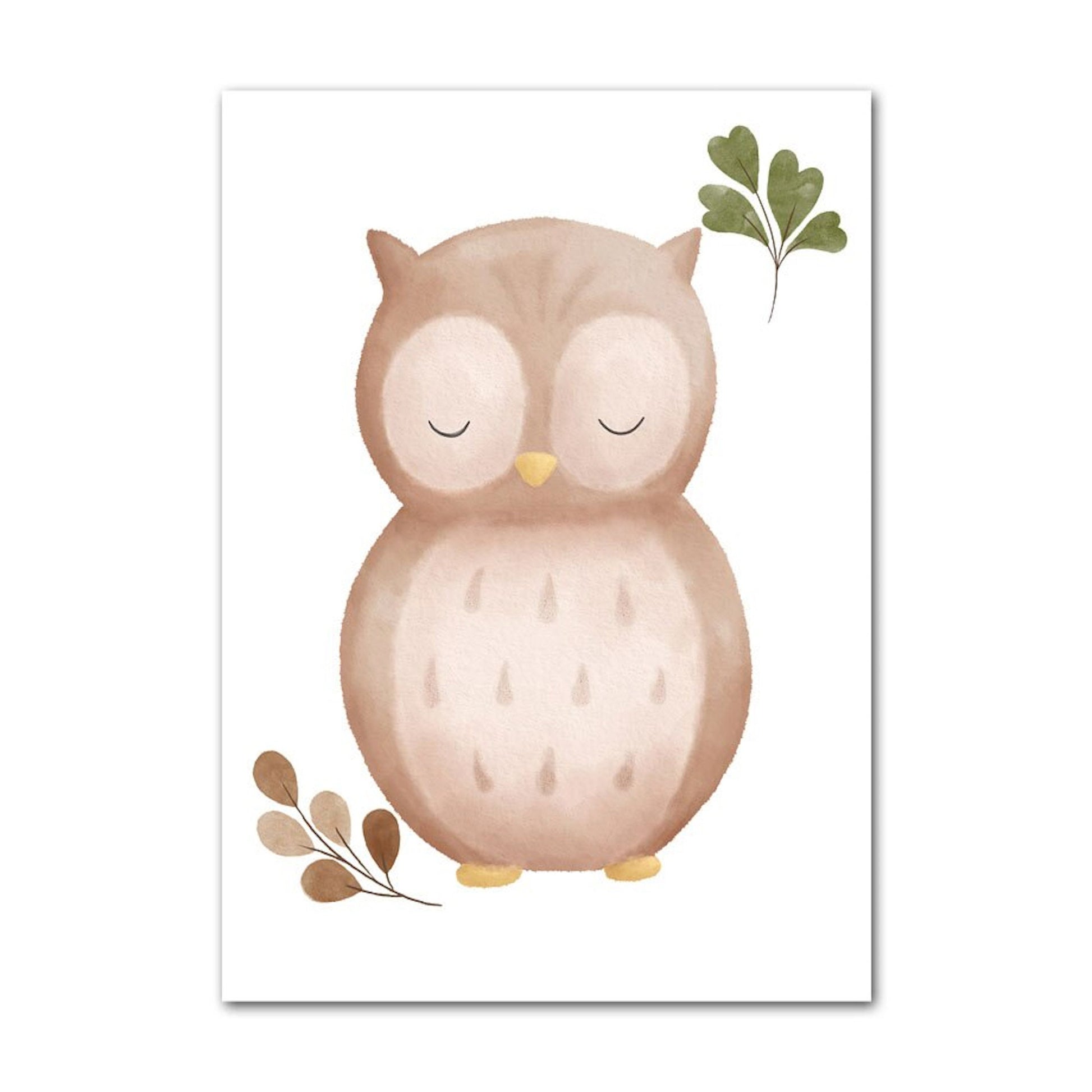 Lustige Eule mit geschlossenen Augen und sanften Farben für die Kinderzimmer Dekoration. Das Poster von justgoodmood mit dem Titel 'Kinder Tiere: Schmetterling, Fuchs, Eule, Blumen, Hase, Reh und Bär' sorgt für eine fröhliche Stimmung.