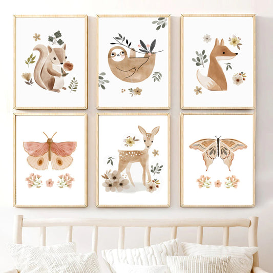 Fröhliches Kinderposter im Boho-Stil von justgoodmood, zeigt ein Reh, Eichhörnchen, Fuchs, Faultier und Schmetterlinge, perfekt für die Dekoration von Kinderzimmern.