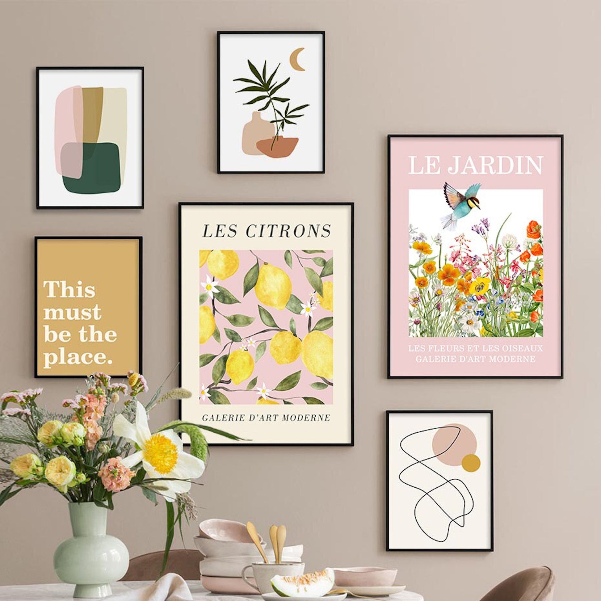 Lebendige Wandkollektion mit dem Poster 'Zirtronen Garten und Schmetterling' von justgoodmood, harmonisch kombiniert mit anderen Kunstwerken in einem stilvollen Raum.