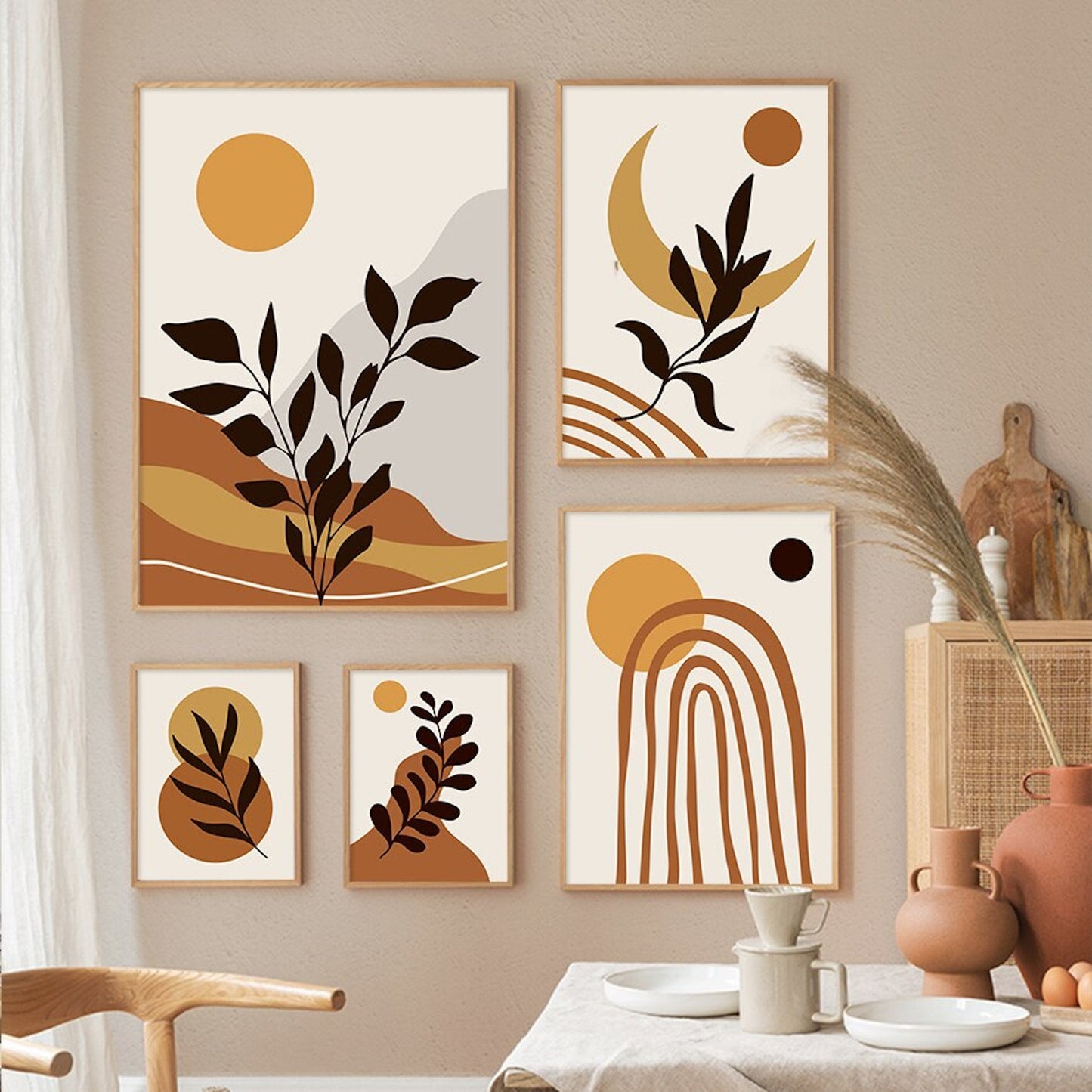Stilvolles Poster im Boho-Stil mit Ockar und Beige Farben als Deko Print ohne Rahmen von justgoodmood, präsentiert in einem gemütlichen Wohnambiente mit Pflanzenmotiven.