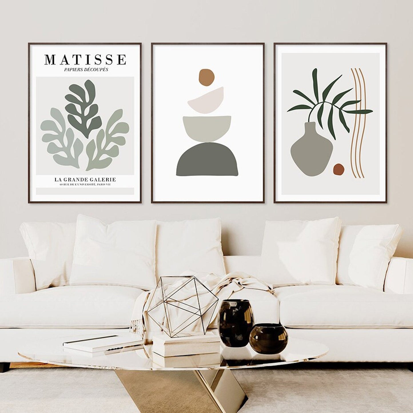 Gemütliche Wohnzimmeratmosphäre mit dem Poster 'Stein Stapel' von justgoodmood, das moderne abstrakte Kunst und elegante Blumen zeigt.