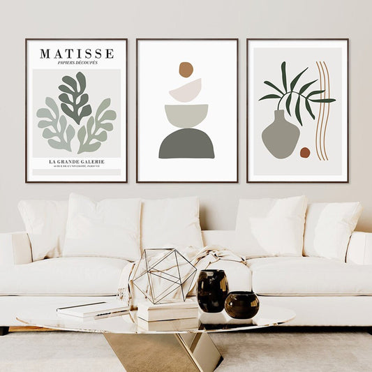 Gemütliche Wohnzimmeratmosphäre mit dem Poster 'Stein Stapel' von justgoodmood, das moderne abstrakte Kunst und elegante Blumen zeigt.