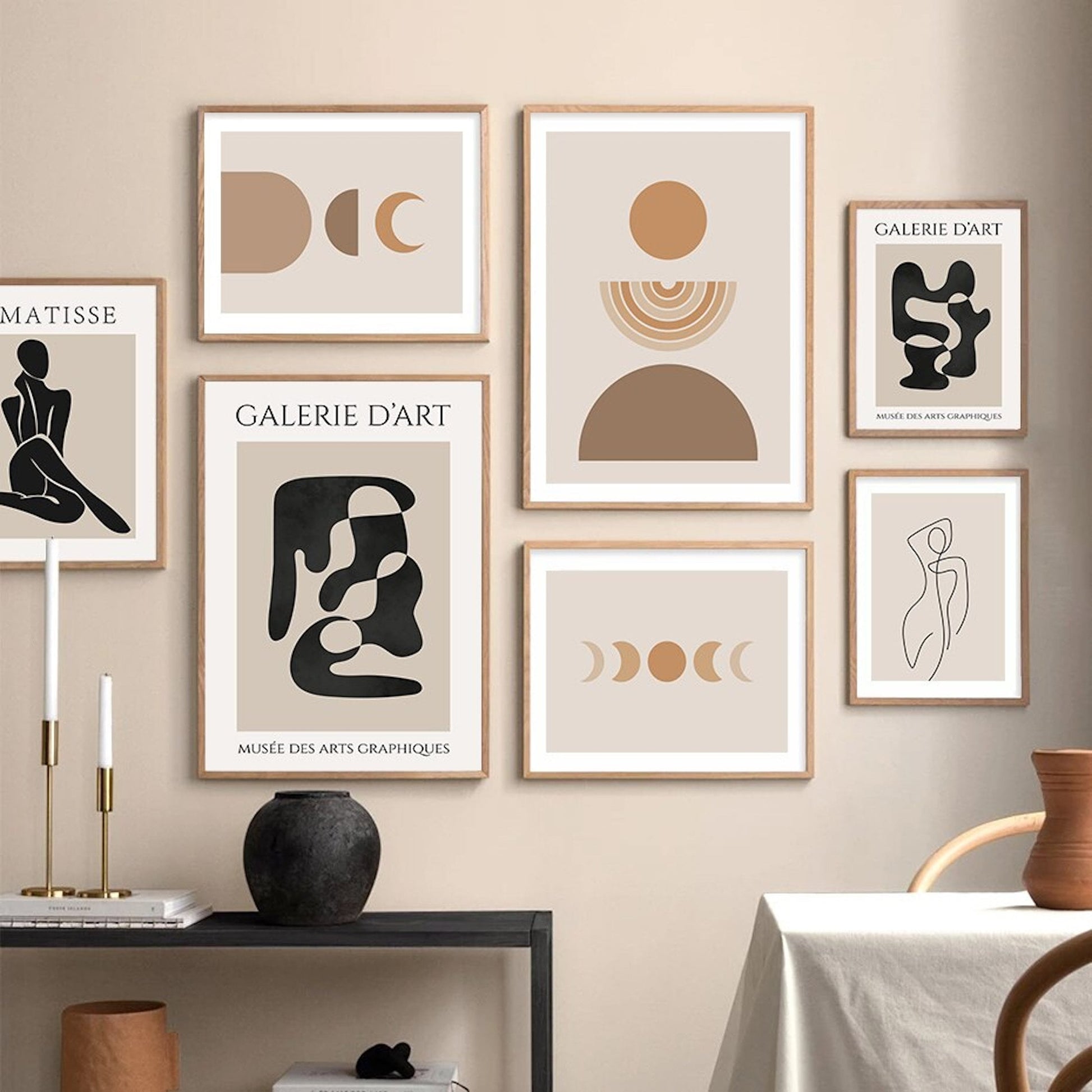 Kreative Galerie Wandgestaltung mit verschiedenen Kunst Postern von justgoodmood, beeindruckende Kreis- und Körperformen für einen stilvollen Deko Print ohne Rahmen.