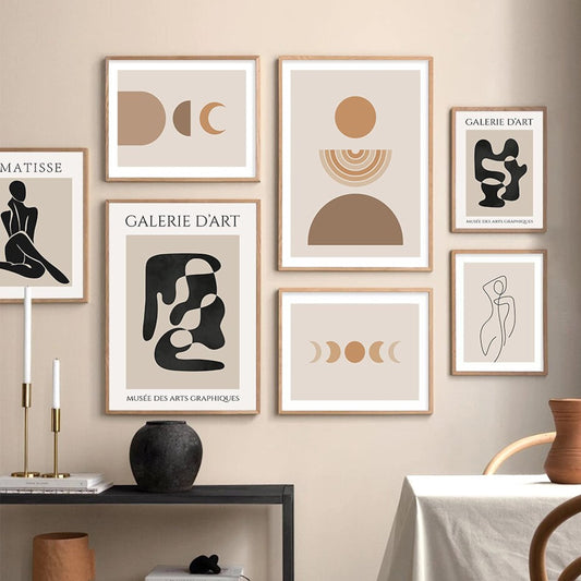 Kreative Galerie Wandgestaltung mit verschiedenen Kunst Postern von justgoodmood, beeindruckende Kreis- und Körperformen für einen stilvollen Deko Print ohne Rahmen.