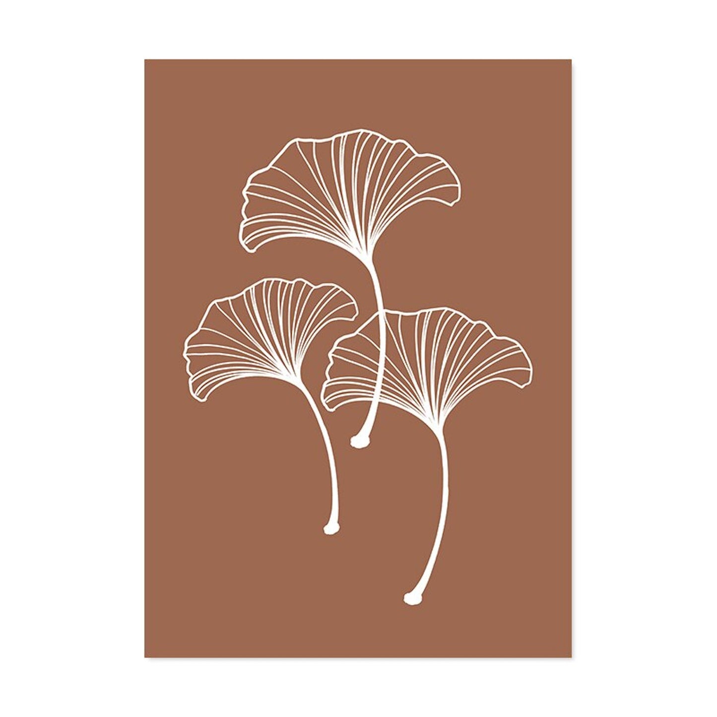 Schickes Poster von justgoodmood mit weißen Ginkgo-Blättern auf braunem Hintergrund. Perfektes rahmenloses Deko-Print für eine fröhliche Wandgestaltung.