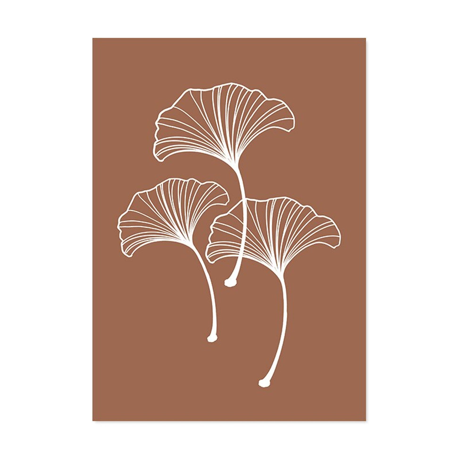Schickes Poster von justgoodmood mit weißen Ginkgo-Blättern auf braunem Hintergrund. Perfektes rahmenloses Deko-Print für eine fröhliche Wandgestaltung.