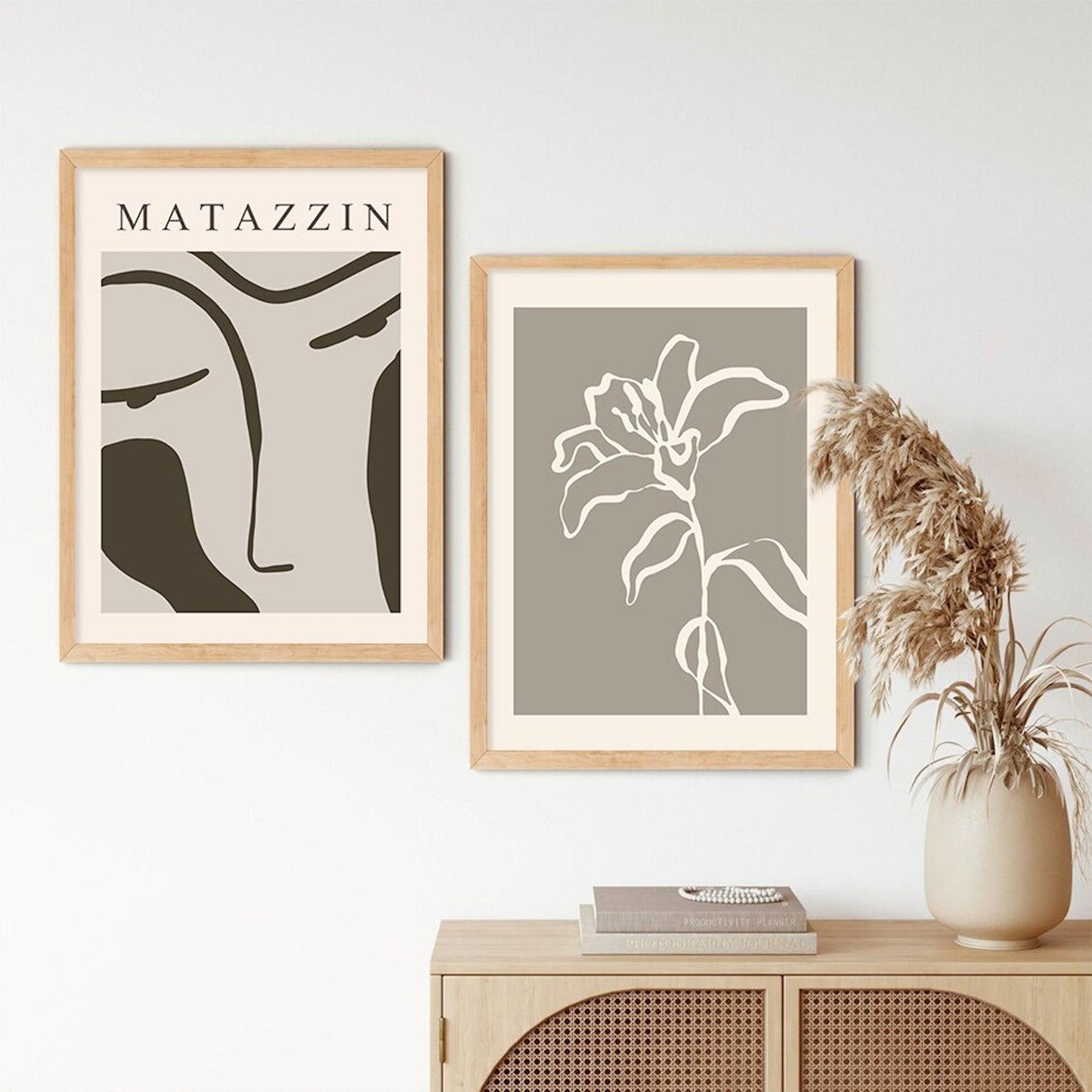 Zwei elegante Poster "Gesicht Menschen" und "Blume" von justgoodmood, die harmonisch in einem geschmackvollen Raum angeordnet sind.