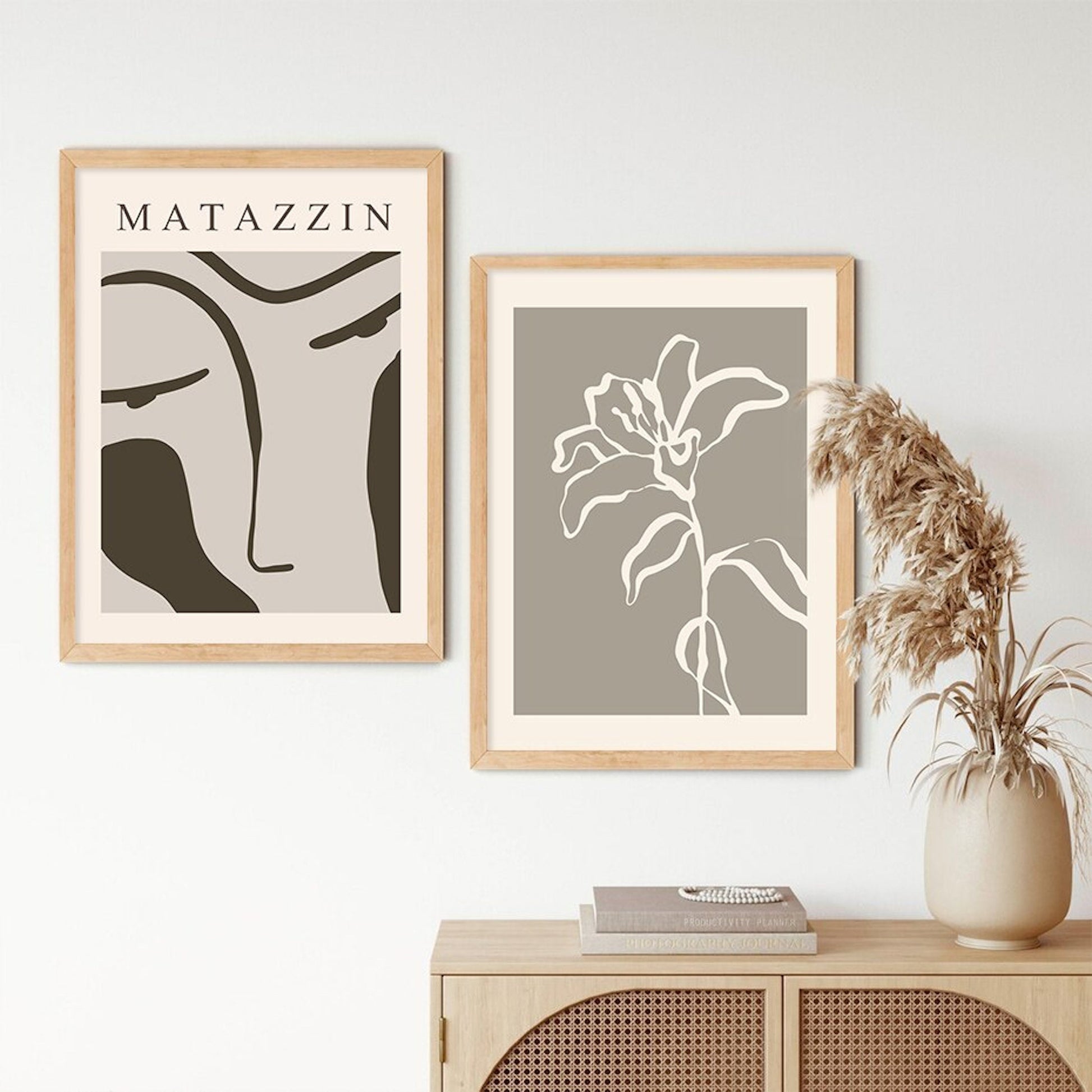 Zwei elegante Poster "Gesicht Menschen" und "Blume" von justgoodmood, die harmonisch in einem geschmackvollen Raum angeordnet sind.
