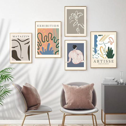 Wunderschönes Deko-Poster "Gesicht Menschen und Pflanzen" von justgoodmood, integriert in eine stilvolle Wohnatmosphäre mit eleganten Möbeln und Kunstwerken an der Wand.