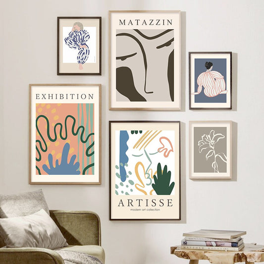 Stylishes Poster "Gesicht Menschen und Pflanzen" von justgoodmood, präsentiert in einer kreativen Wandgestaltung mit verschiedenen Kunstwerken in einem modernen Wohnzimmer.