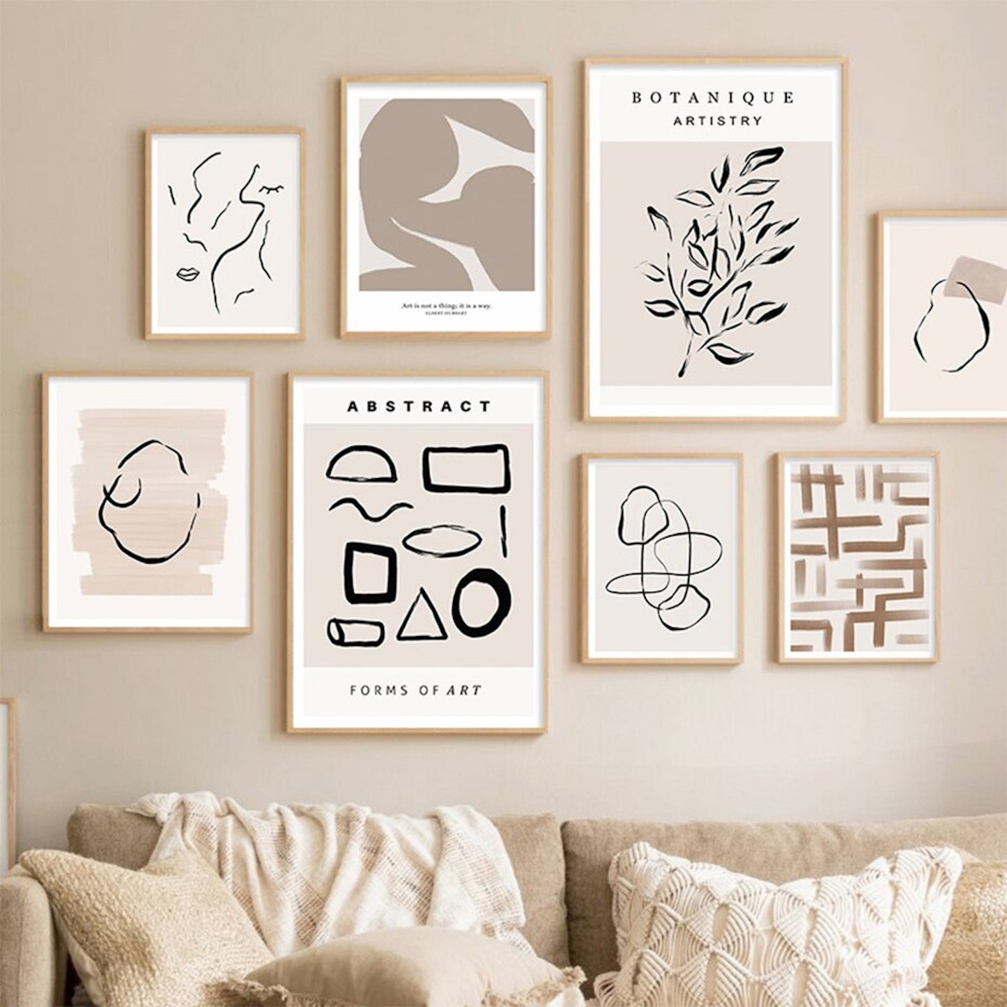 Stilvolles Poster Abstrakt Dezente Linien und Formen von justgoodmood, dekoriert an einer Wand mit einer gemütlichen Couch im Vordergrund, perfekt für moderne Zuhause.