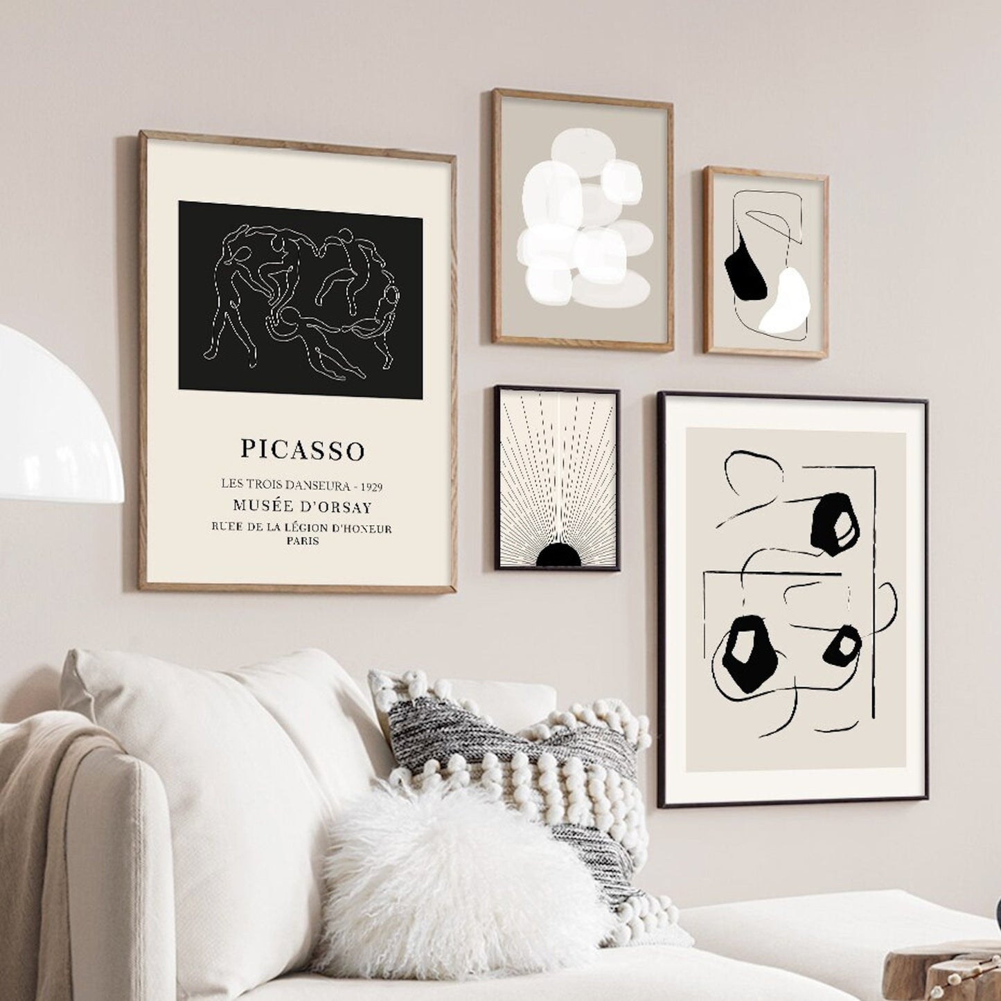 Stimmungsvolle Wohnzimmergestaltung mit Postern von justgoodmood. Abstrakte Designs und moderne Kunst als Deko Print ohne Rahmen für ein elegantes Ambiente.