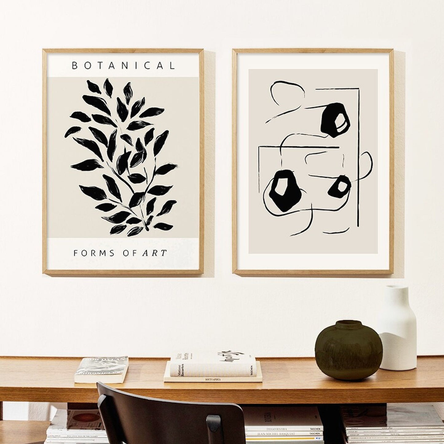 Moderne Wanddekoration mit zwei Kunstpostern von justgoodmood. Das linke Poster zeigt botanische Elemente mit dem Titel 'BOTANICAL FORMS OF ART', während das rechte abstrakte Formen zeigt. Perfekt für jeden Raum!