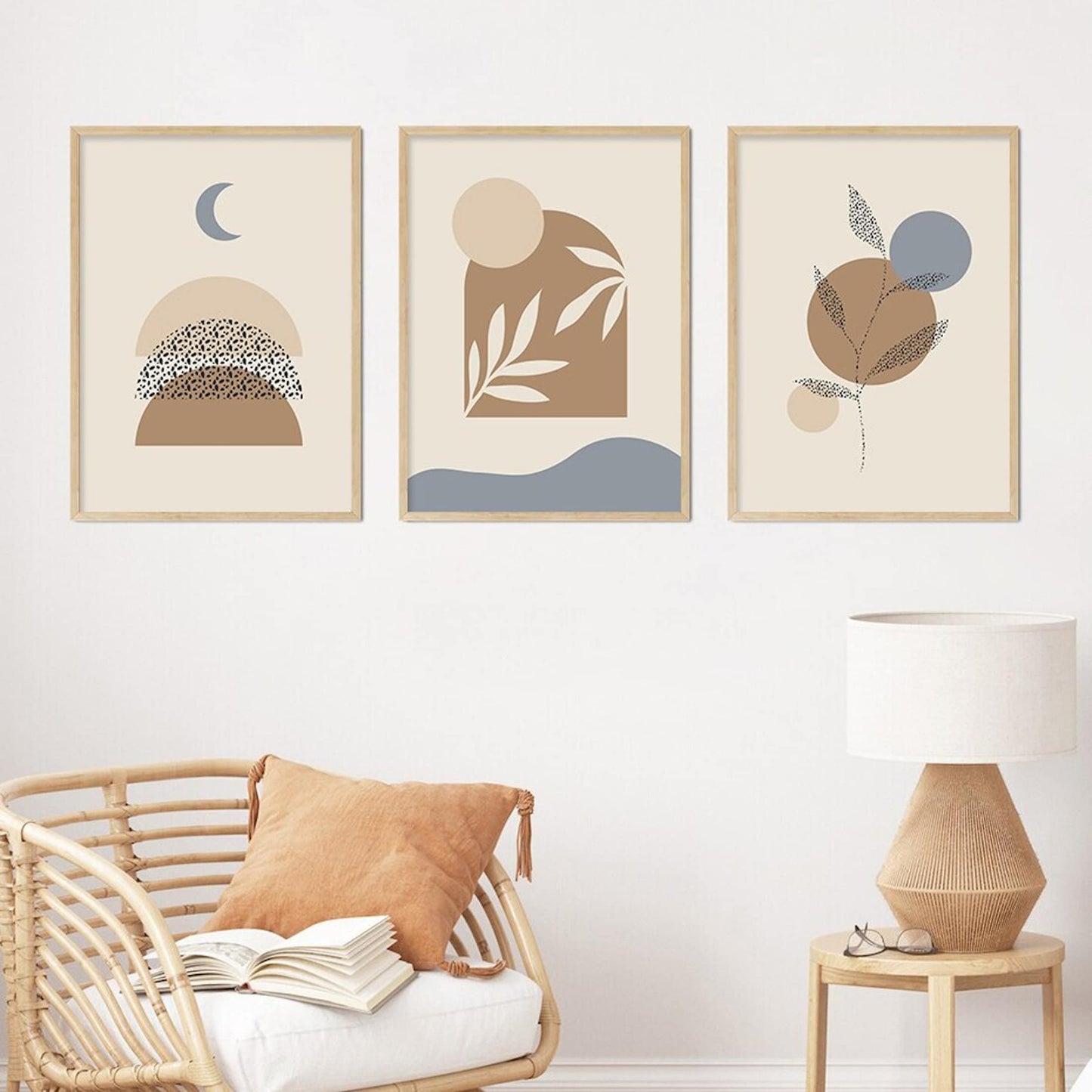 Wunderschöne Boho-Stil Poster mit Pflanzen-Designs, die harmonisch im Wohnraum kombiniert sind, erhältlich bei justgoodmood.