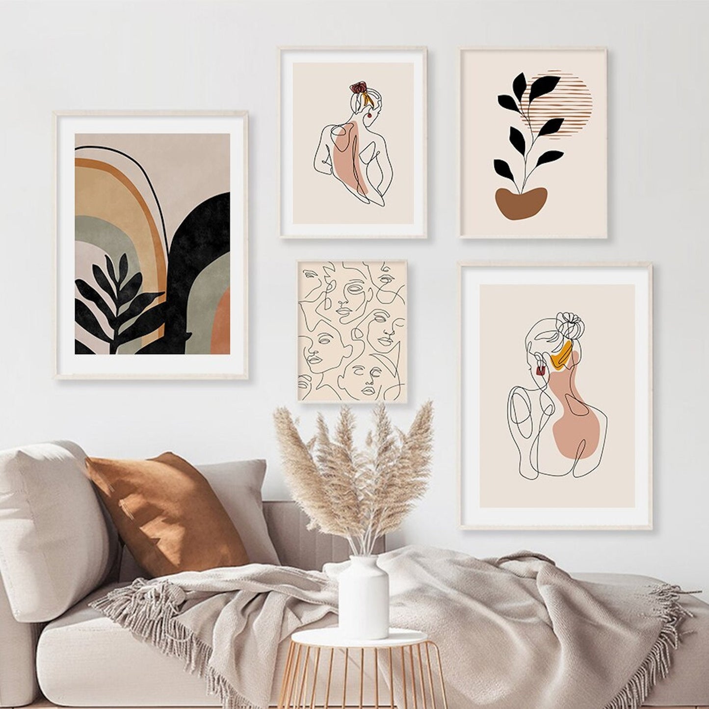 Stilvolles Poster Körper und Gesichtslinien als Deko Print ohne Rahmen von justgoodmood, präsentiert in einer modernen Wohnumgebung mit Pflanzen und gemütlicher Couch.