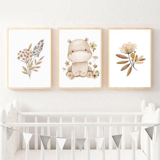 Bezauberndes Poster mit einem niedlichen Nilpferd und floralen Motiven im Boho Stil. Perfekte Wanddekoration für Kinderzimmer von justgoodmood. Poster Kinder süße Tiere im Boho Stil Nilpferd Elefant Löwe Regenbogen Sonne und Mond als Deko Print ohne Rahmen.