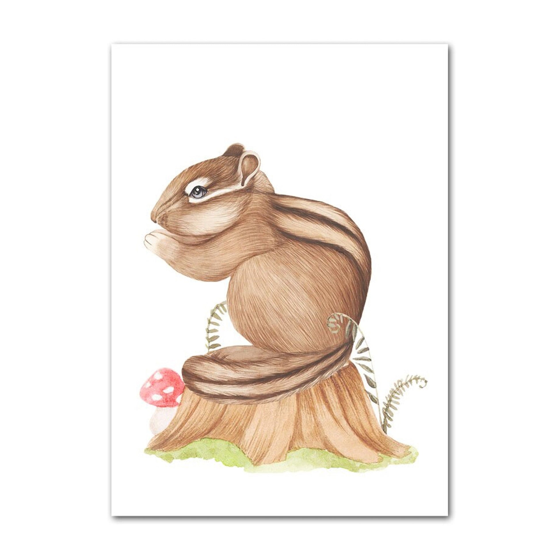 Fröhliches Poster eines Chipmunks, der entspannt auf einem Baumstumpf sitzt. Bringt Freude und Farbe in jedes Kinderzimmer, erhältlich bei justgoodmood.