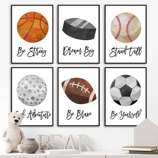 Fröhliches Poster mit verschiedenen Sportbällen und inspirierenden Sprüchen von justgoodmood – Kinder Sportbälle Fußball Basketball Baseball Football Golfball und Eishockeypuck als Deko Print ohne Rahmen.