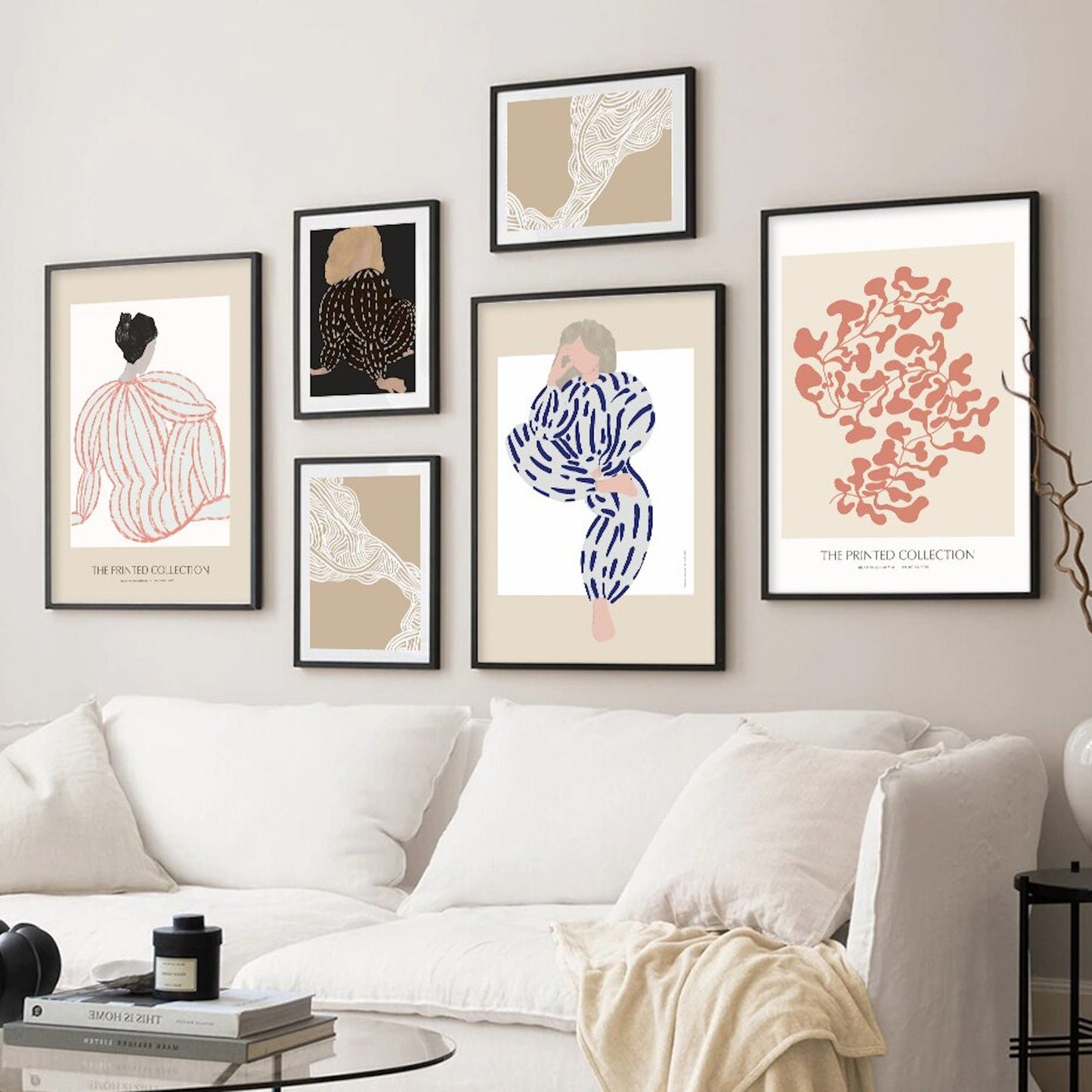 Stilvolle Wanddekoration mit mehreren Postern von justgoodmood, inklusive dem Titel 'Poster Boho Abstrakte Linien und Frauen Kurven Körper Formen.' Ideal für modernes Wohndesign.