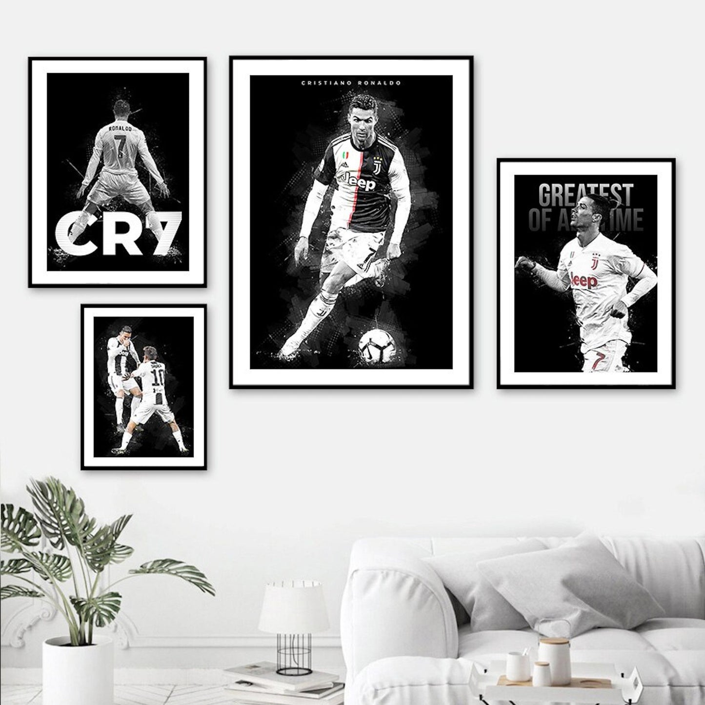 Christiano Ronaldo Poster in Schwarz-Weiß von justgoodmood. Stylische Wanddeko mit mehreren Motiven, ideal für Fußballfans.