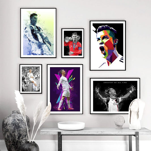 Wanddekoration mit verschiedenen Kunstwerken von Cristiano Ronaldo, die jubelnd mit Pokal dargestellt werden. Hochwertiger Deko Print von justgoodmood, ideal für Fußballfans.