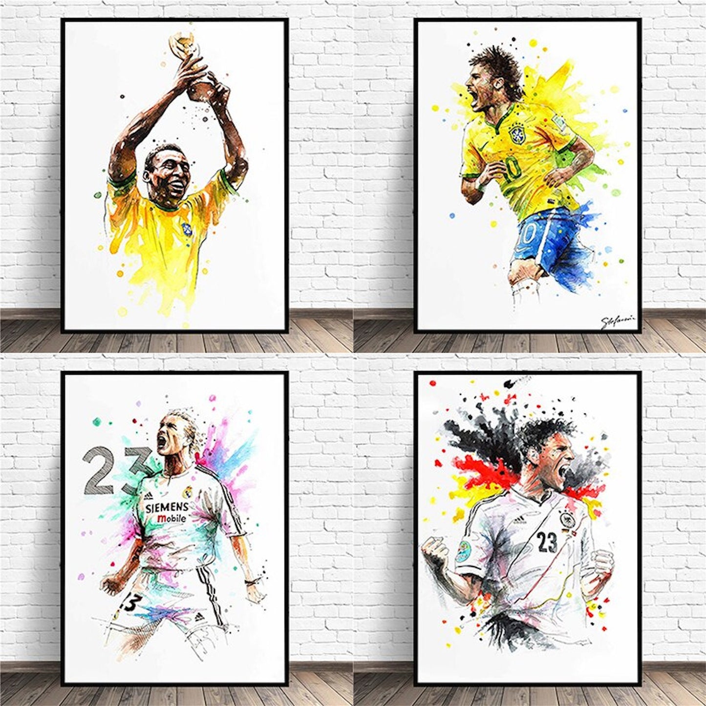 Begeisterndes Poster mit Pele, der den Fußball Weltmeister Pokal triumphierend in die Höhe hält. Ideal für Fans und Deko, von justgoodmood.