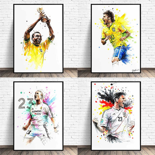 Begeisterndes Poster mit Pele, der den Fußball Weltmeister Pokal triumphierend in die Höhe hält. Ideal für Fans und Deko, von justgoodmood.