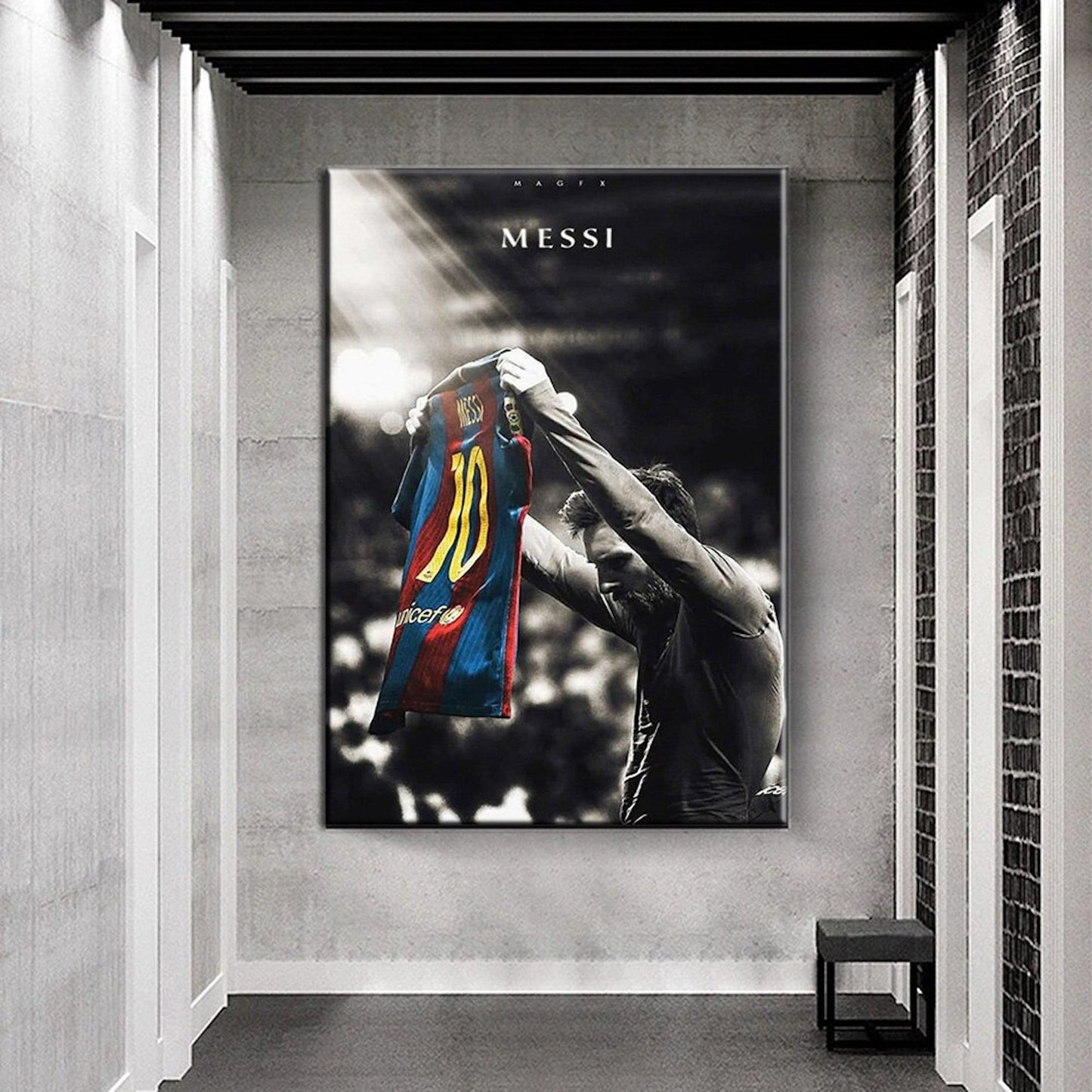 Beeindruckendes Poster von Lionel Messi in Aktion mit der Nummer 10 bei FC Barcelona, ideal für jede Wanddekoration, erhältlich bei justgoodmood.