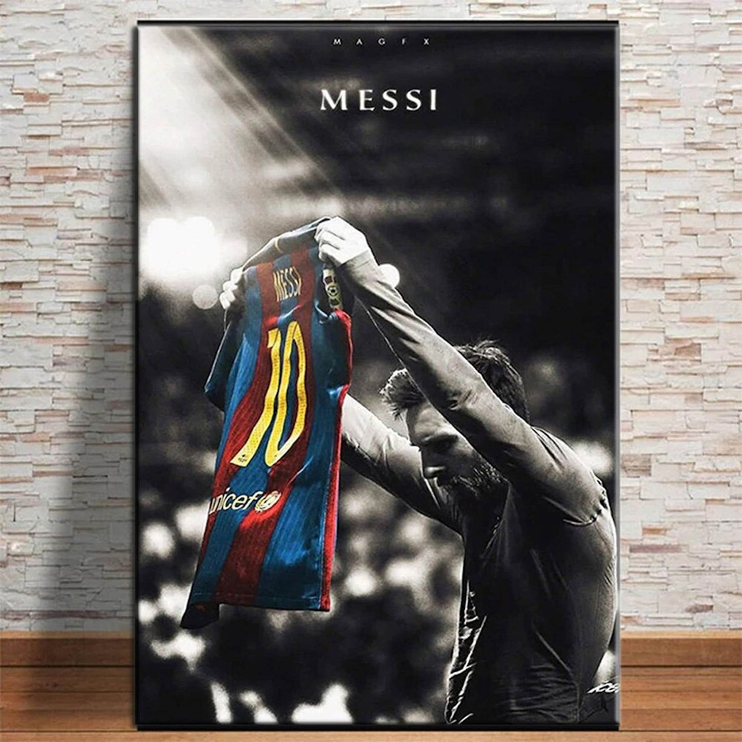 Lebendiges Poster von Lionel Messi in seiner FC Barcelona Trikots mit der Nummer 10, entworfen von justgoodmood, ideal für Fußballfans und zur Dekoration von Wänden.