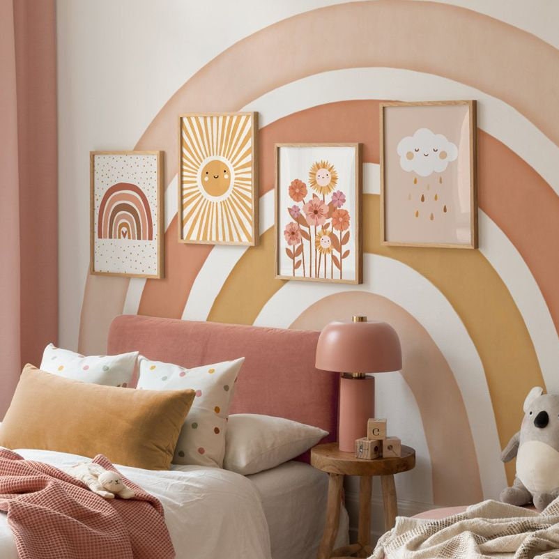 Fröhliches Kinderzimmer mit bunten Postern von justgoodmood: Sonnenstrahlen, Blumen und ein Regenbogen als Deko-Print. Ideal für eine zauberhafte Atmosphäre.