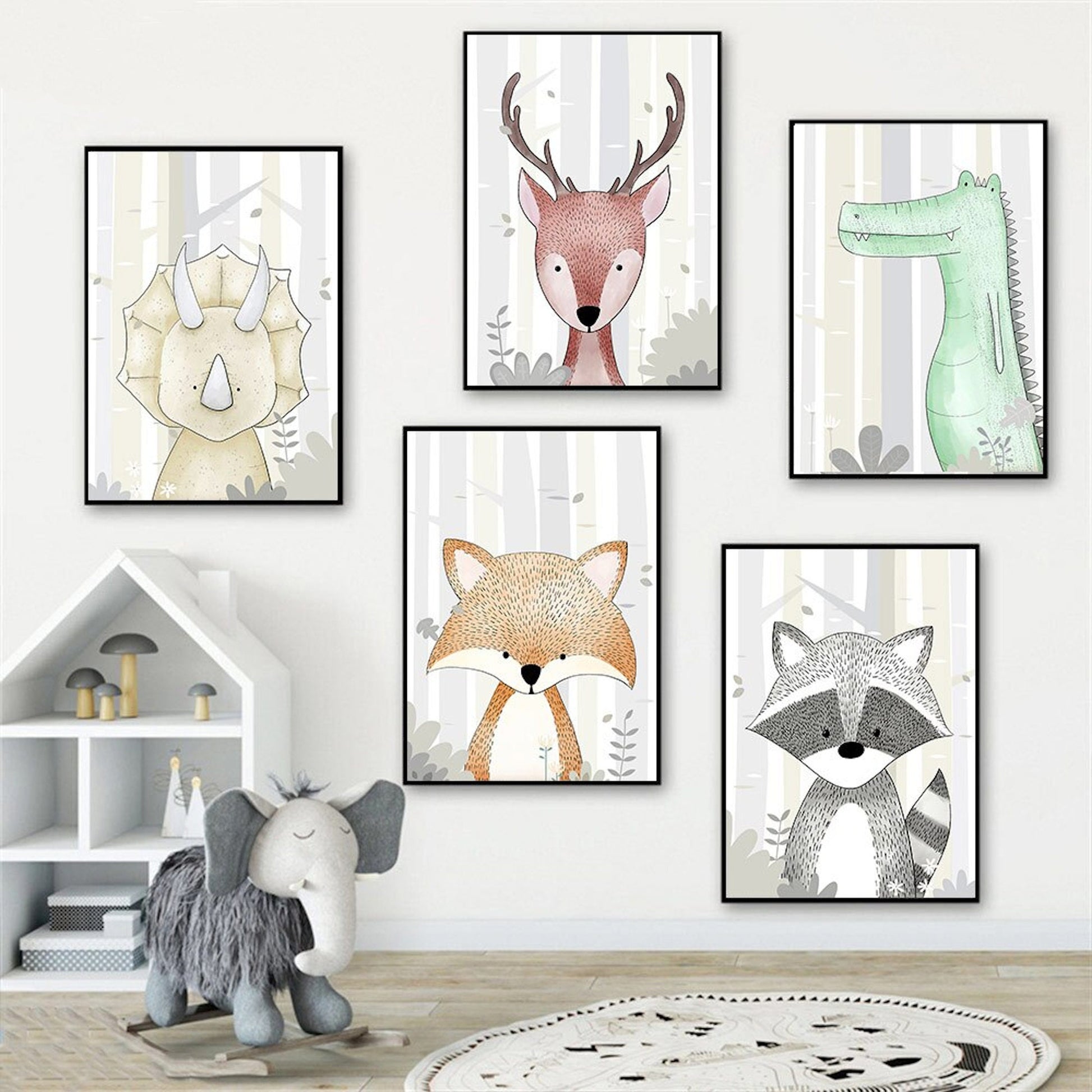 Fröhliches Kinderzimmerposter mit Dinosauriern und Tieren, darunter ein Triceratops, ein Rehbock, ein Fuchs, ein Krokodil und ein Waschbär in einem kreativen Design von justgoodmood.