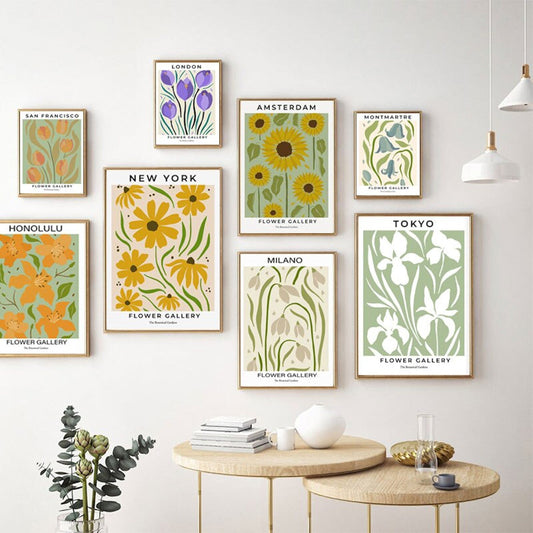 Vielfältige Wandgestaltung mit unterschiedlichen Postern von San Francisco, New York und Tokio, dargestellt in der Kollektion "Blumen Markt San Francisco Mailand London" von justgoodmood. Ideal für kreative Deko-Ideen.